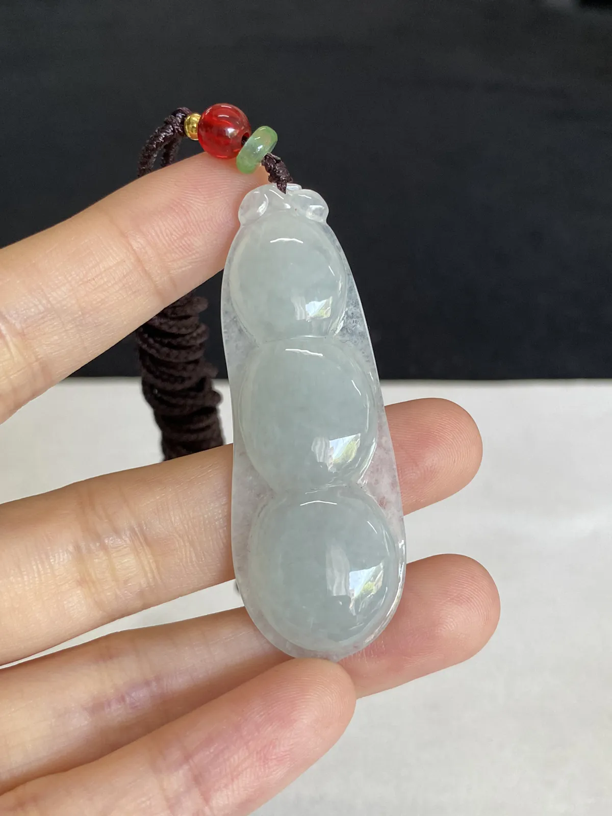 翡翠冰糯种淡绿色福豆，配珠未测