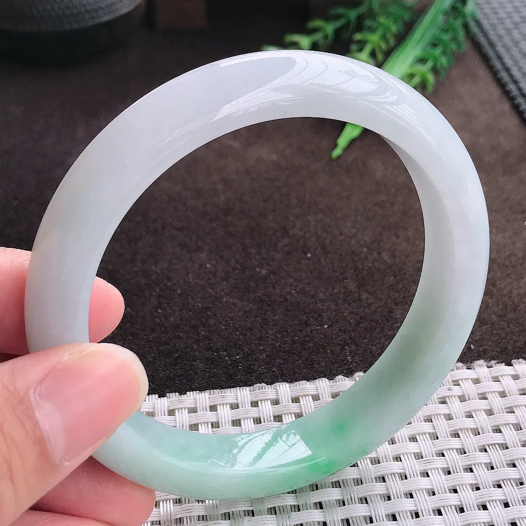 天然a货翡翠61.5/12.5/8:老坑冰润飘绿大圈口手镯宽边翡翠玉手镯