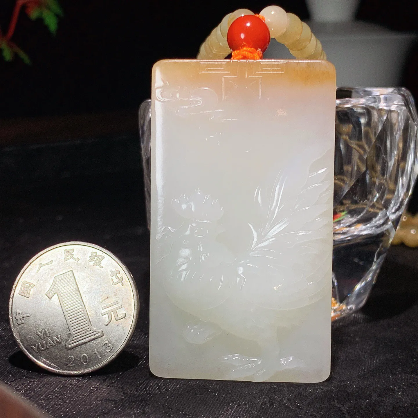 新疆和田玉且末糖生肖鸡牌子挂件。尺寸58/33/11重84.5克。玉质细腻油润。手推出油。佩戴高端典雅。lt251115