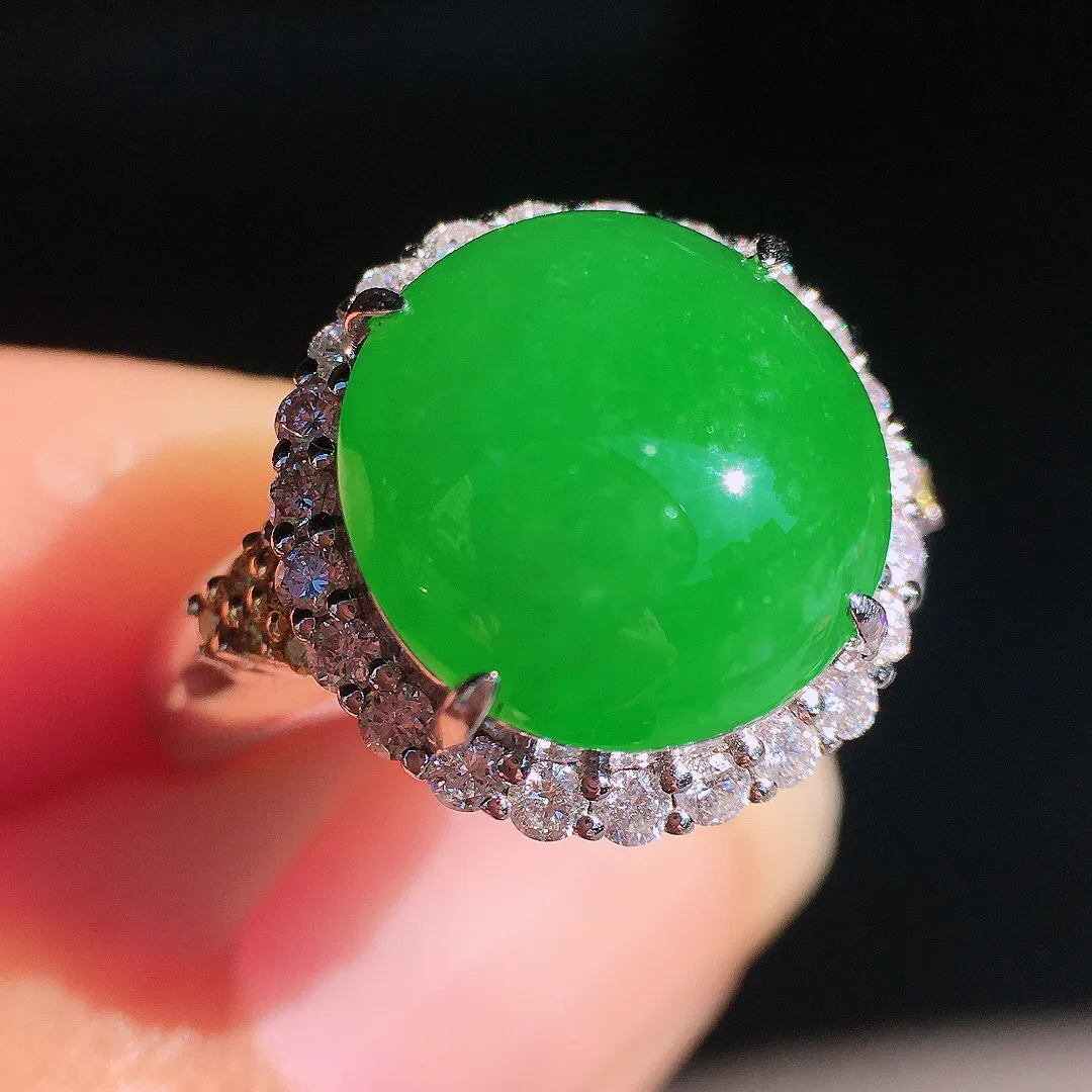 阳绿蛋面戒指，色泽均匀艳丽，玉质细腻，荧光感超
强，饱满圆润，尽显优雅气质，18k
金豪华镶嵌