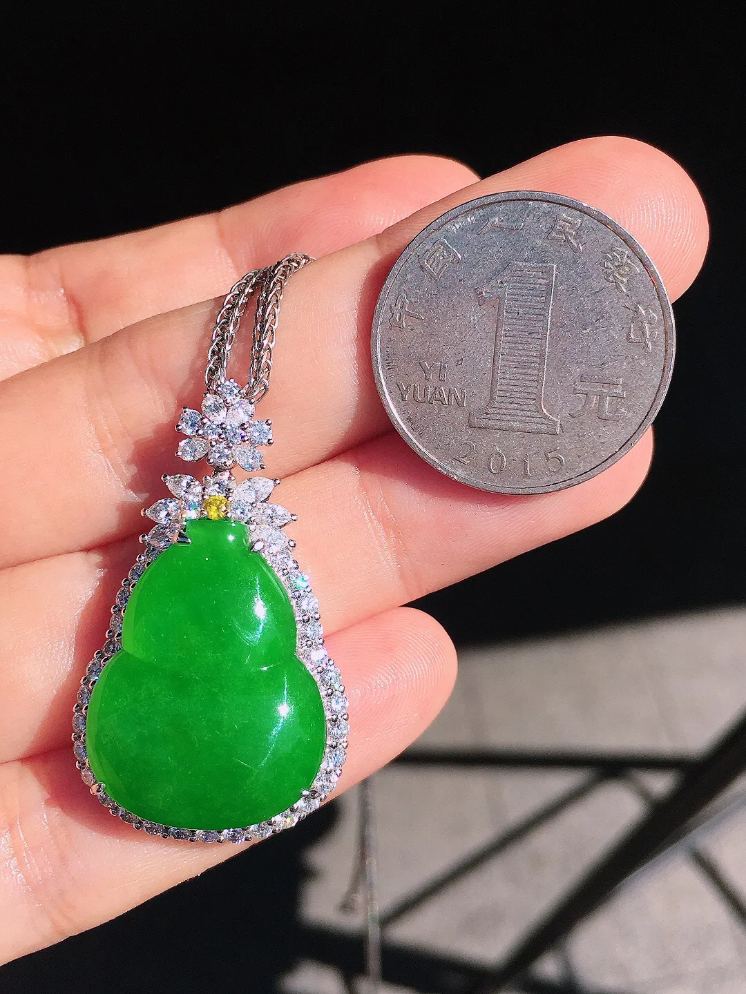 阳绿葫芦吊坠，色泽均匀艳丽，玉质细腻，荧光感超
强，饱满圆润，尽显优雅气质，18k
金豪华镶嵌