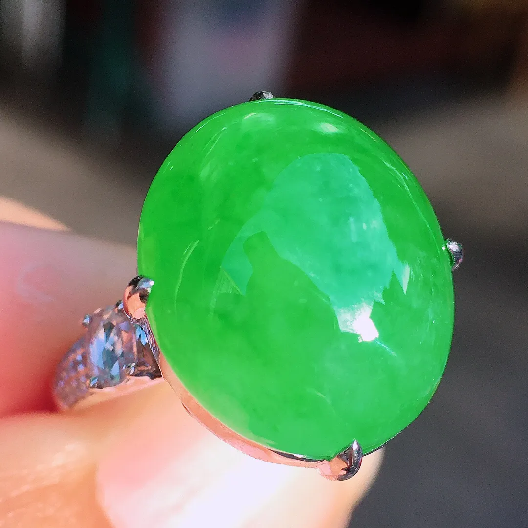 阳绿蛋面戒指，色泽均匀艳丽，玉质细腻，荧光感超
强，饱满圆润，尽显优雅气质，18k
金豪华镶嵌