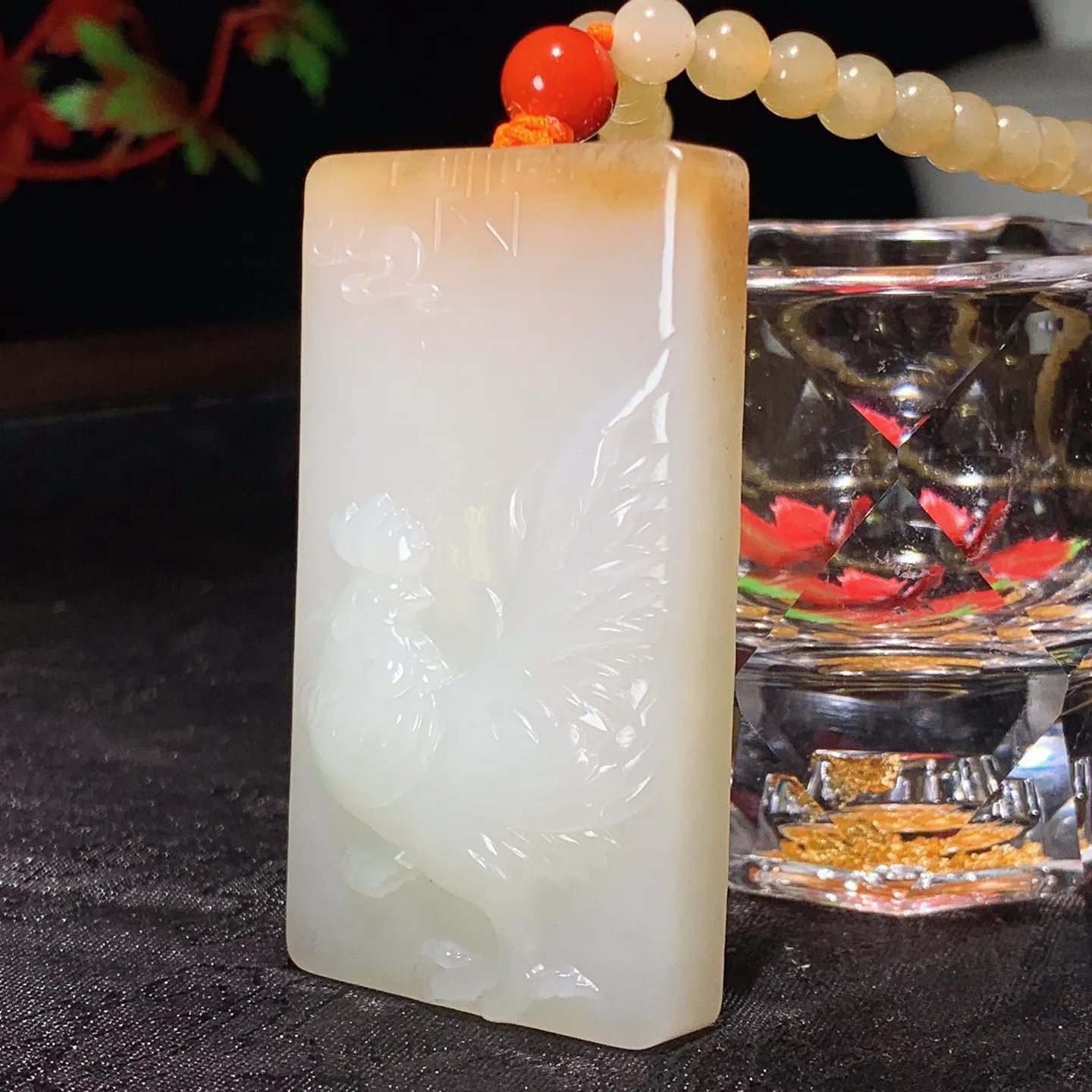 新疆和田玉且末糖生肖鸡牌子挂件。尺寸58/33/11重84.5克。玉质细腻油润。手推出油。佩戴高端典