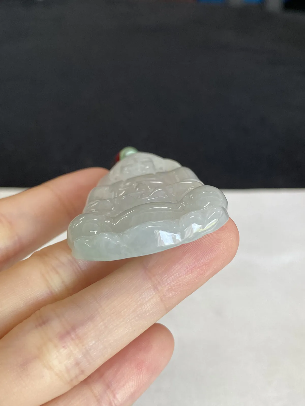 翡翠冰糯种淡绿色吊坠，配珠未测