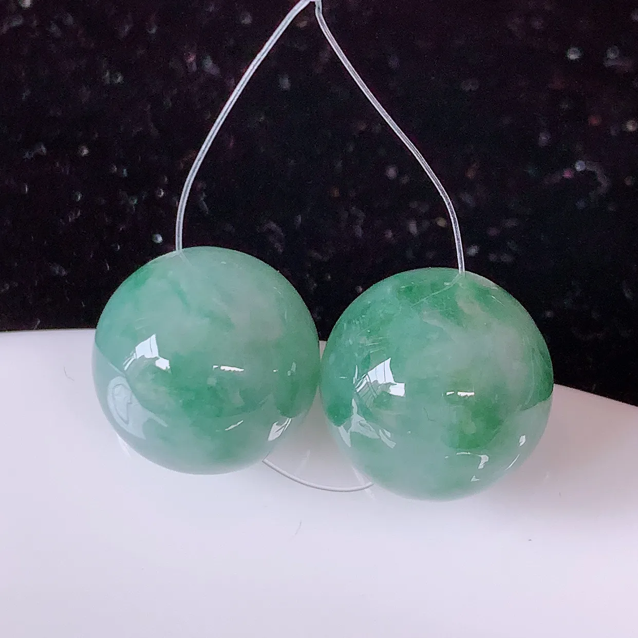 自然光实拍，冰飘花翡翠一对转运珠，路路通吊坠，寓意“时来运转，财源滚滚” 寓意佳，荧光灼灼，转运珠佩