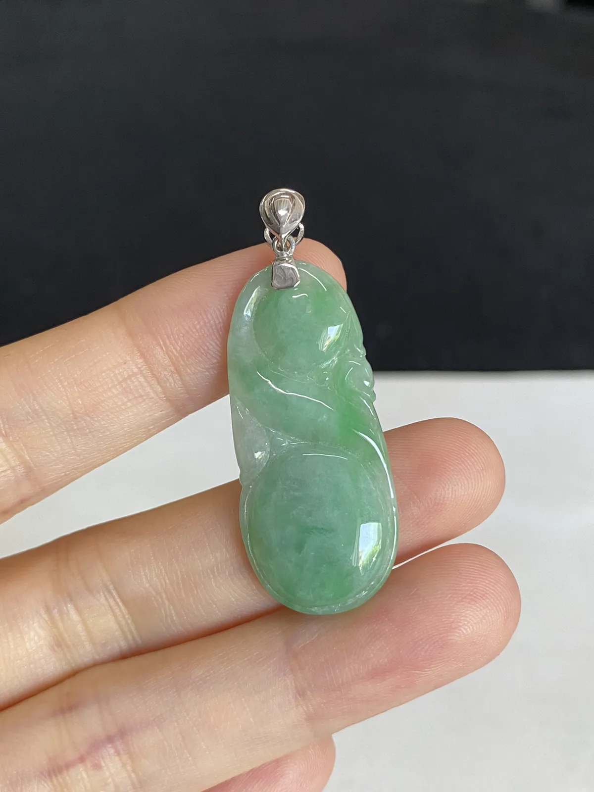 翡翠糯化种浅绿色吊坠，印记：G18K