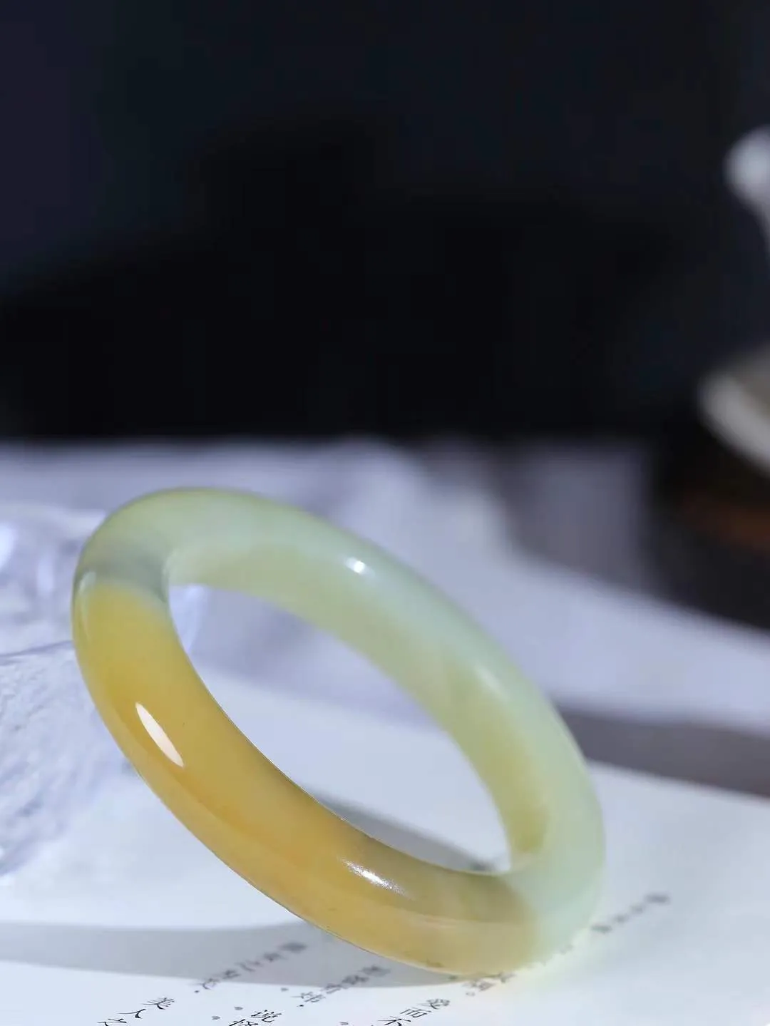 （柔情似水.手镯）

精品和田玉三色手镯，玉质温润细腻，镯型饱满圆润，优雅知性，姽婳于幽静兮，又婆娑乎人间，经典款型，古朴典雅。极具灵性，腕间风情，风姿卓越。 重64克    内径55mm 尺寸12.4-10.2mm   781042841T