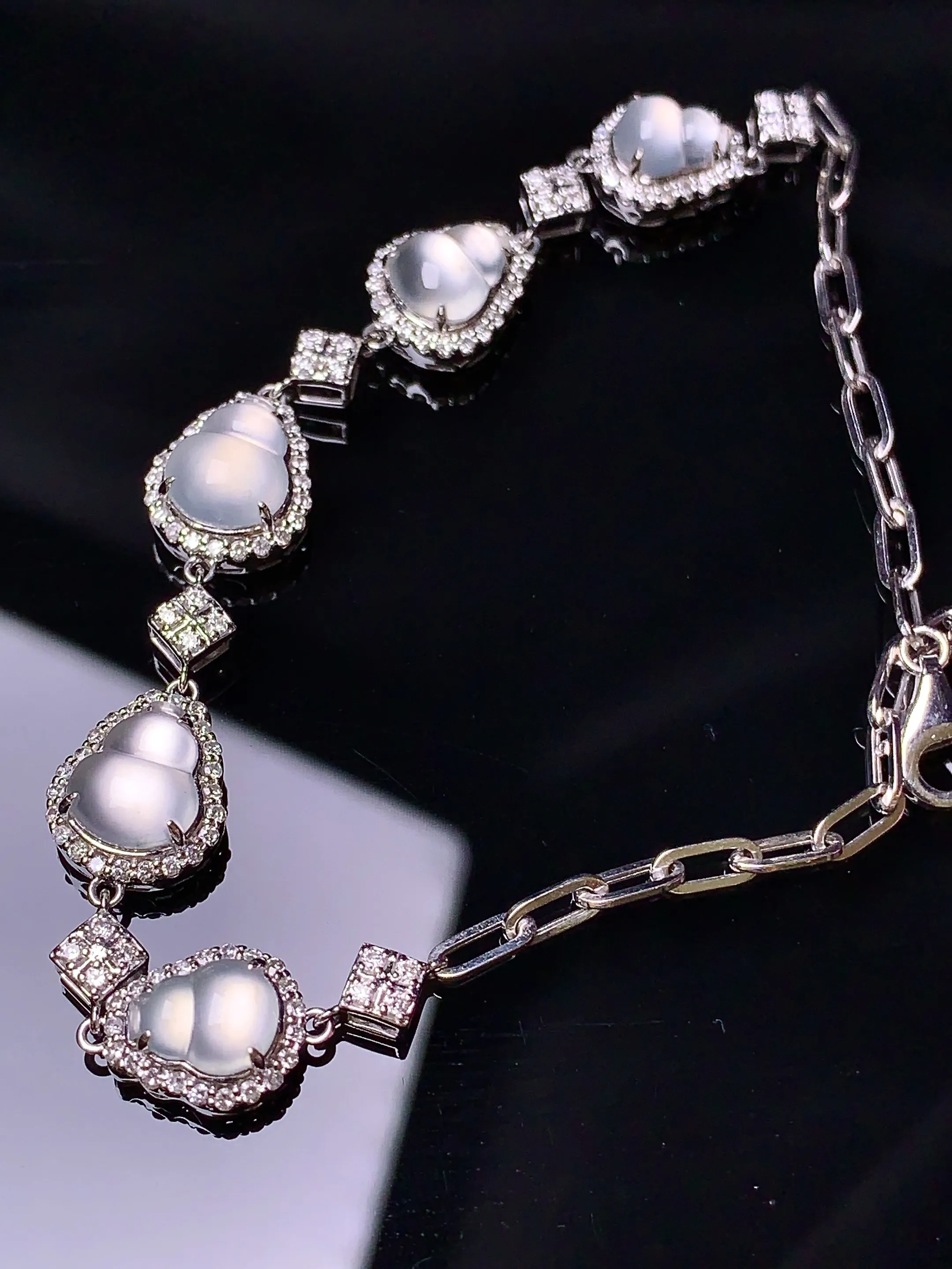 18k金钻镶嵌冰种葫芦手链 玉质细腻 色泽清新艳丽 整体尺寸87.3*8.8*6