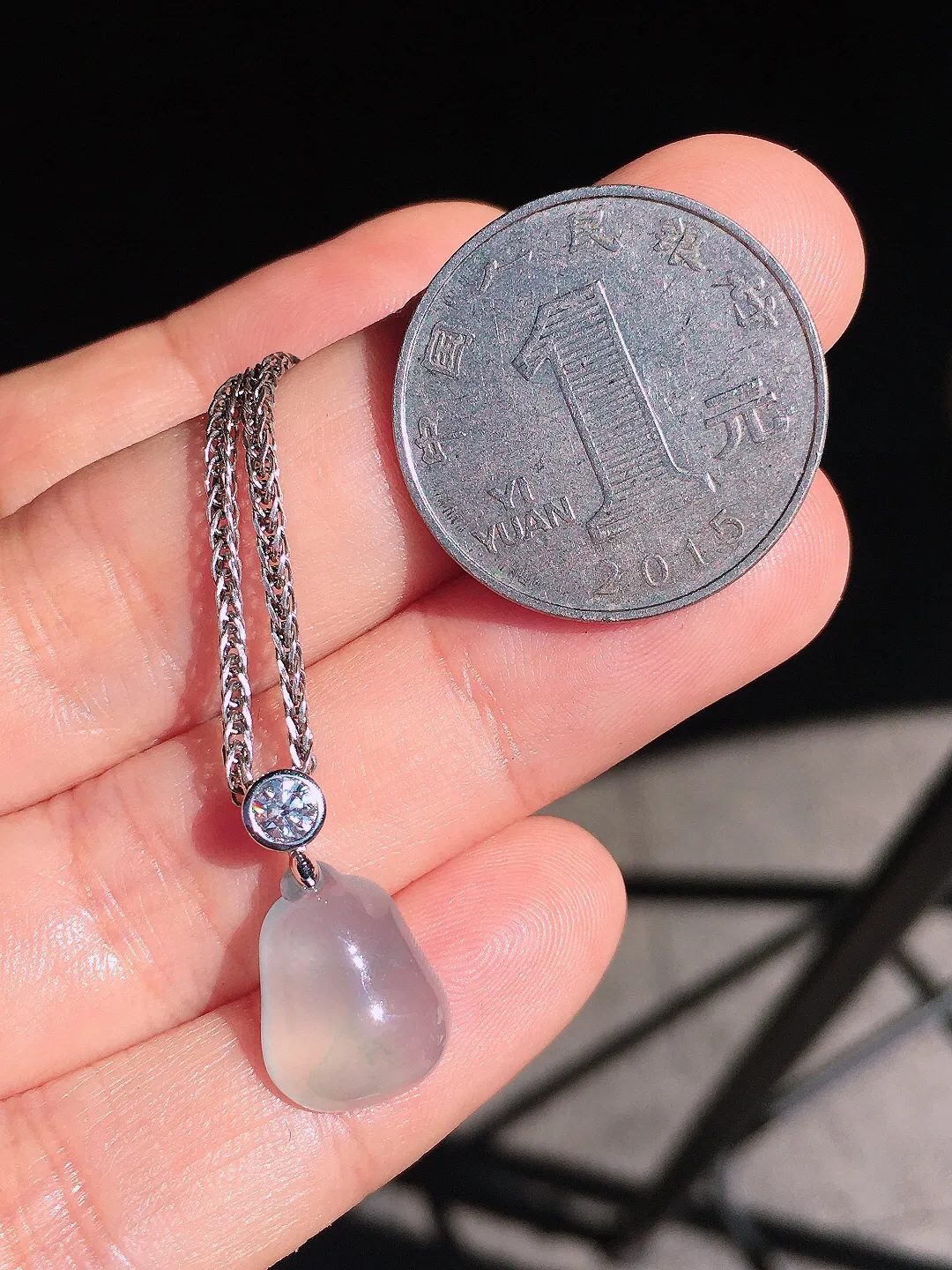 冰种福瓜吊坠，玉质细腻，荧光感超
强，饱满圆润，尽显优雅气质，18k
金豪华镶嵌