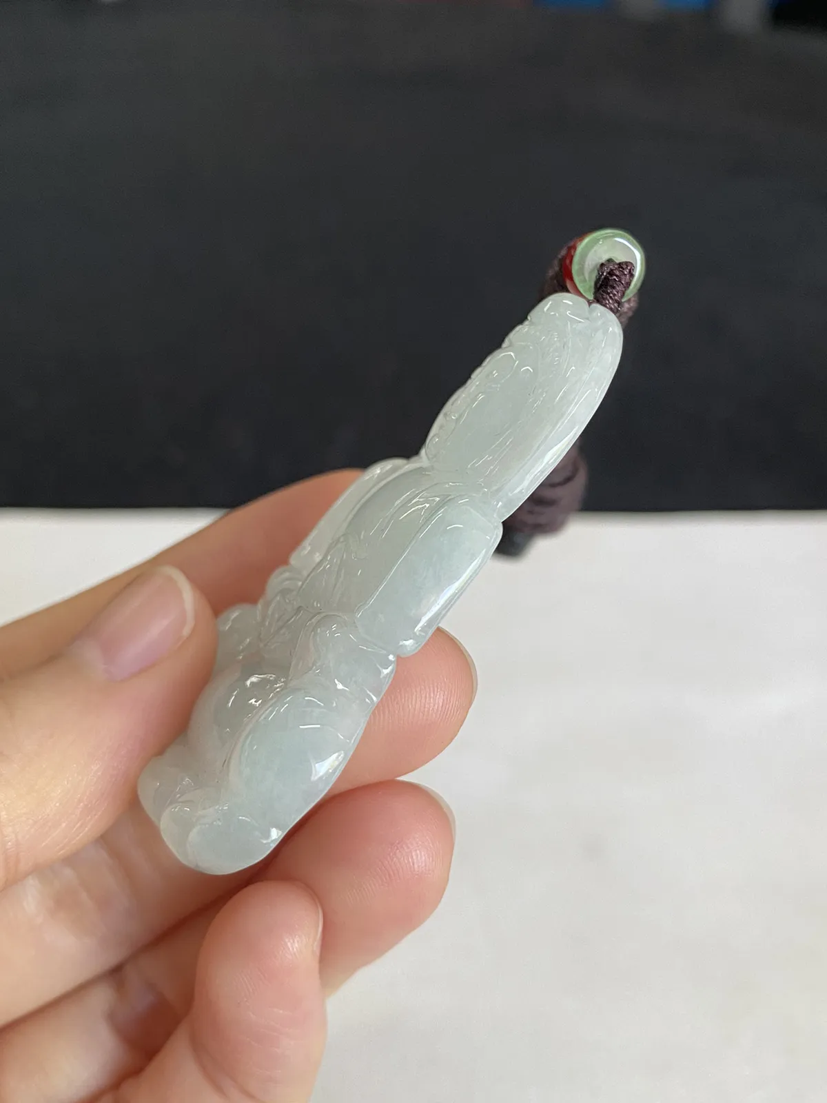 翡翠冰糯种淡绿色吊坠，配珠未测