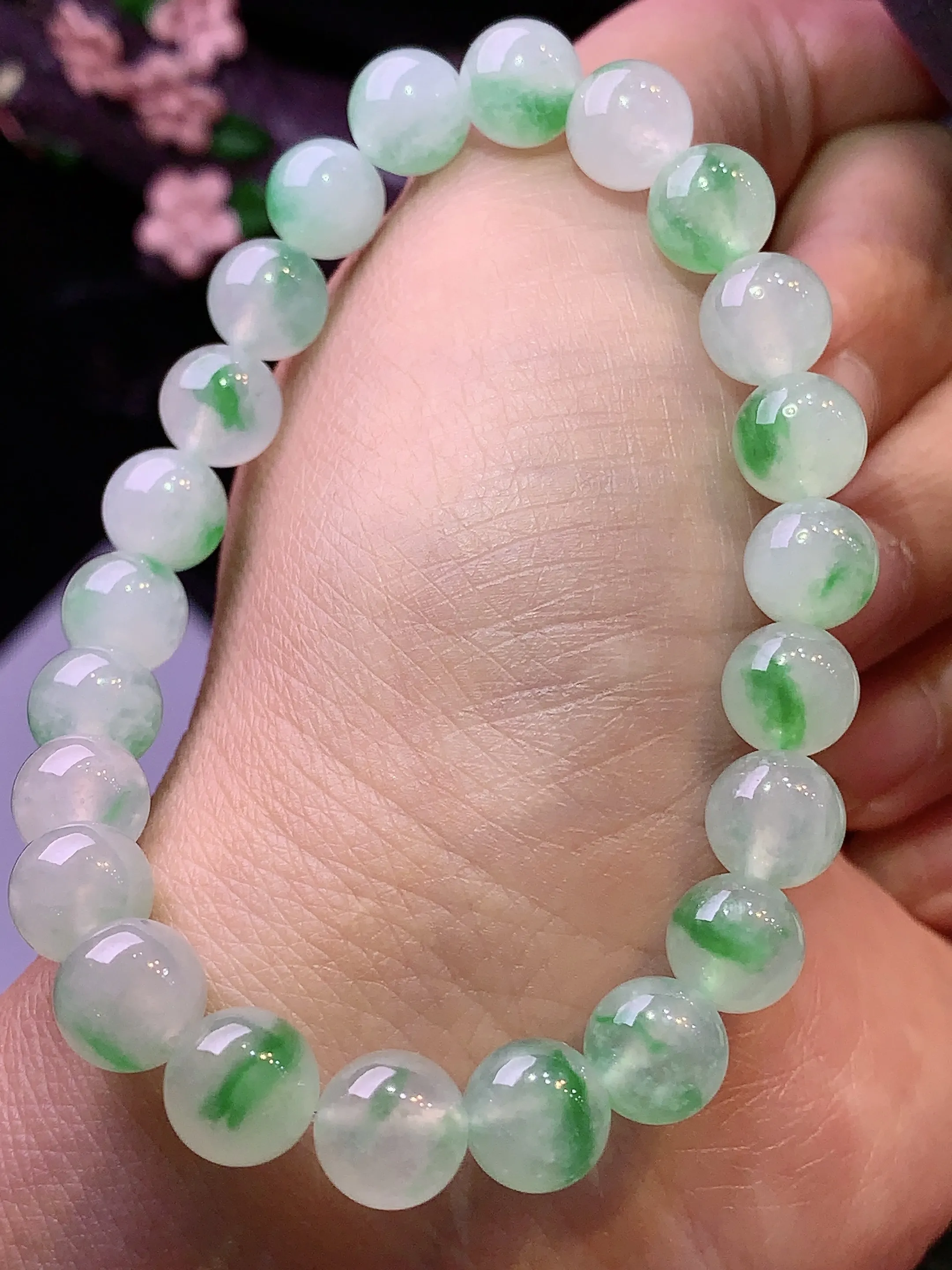 冰种飘绿圆珠手链 玉质细腻 色泽清新艳丽 整体尺寸8