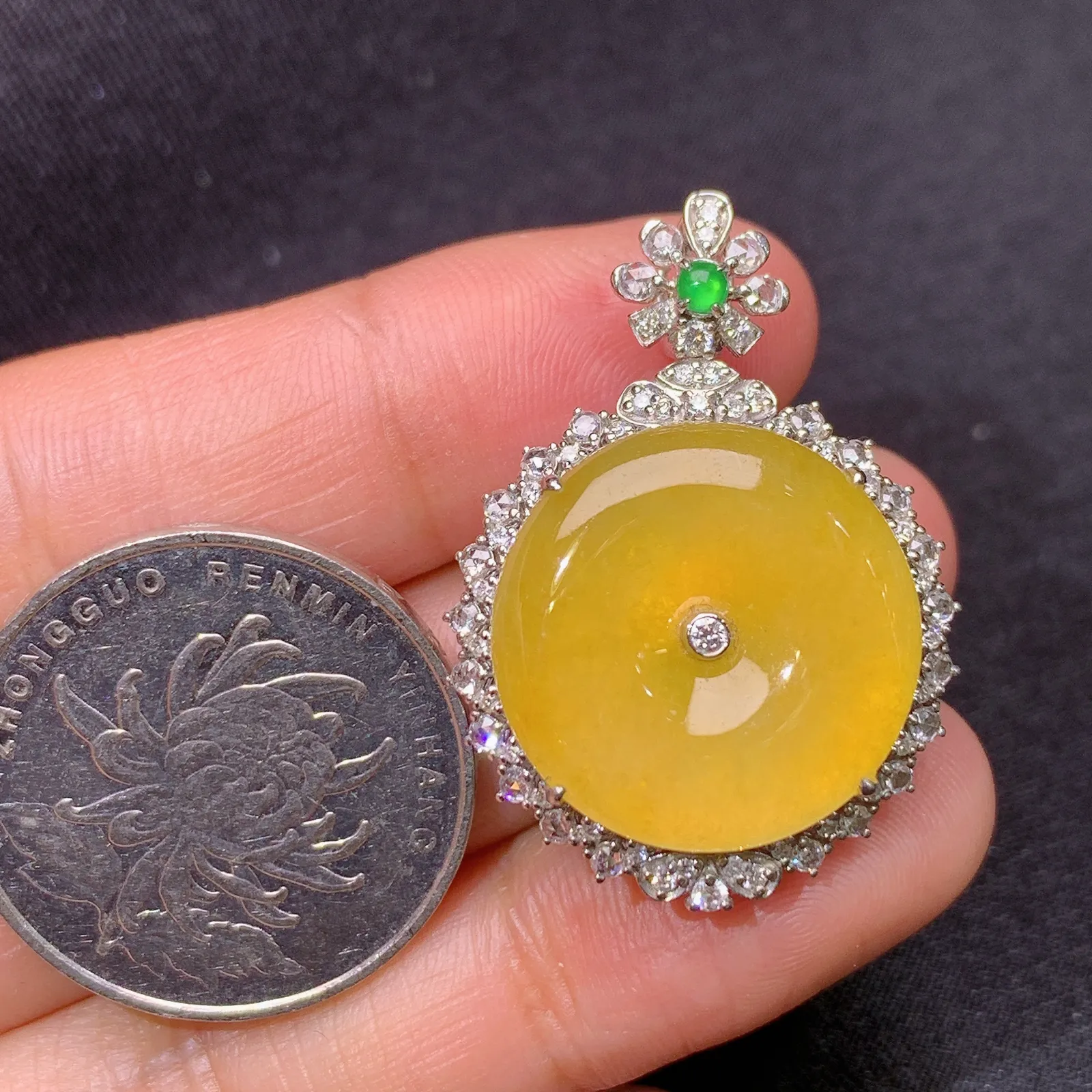 冰黄翡平安扣吊坠，18k金镶嵌，色泽鲜艳靓丽，水色超佳 尺寸33*23.6*9.6