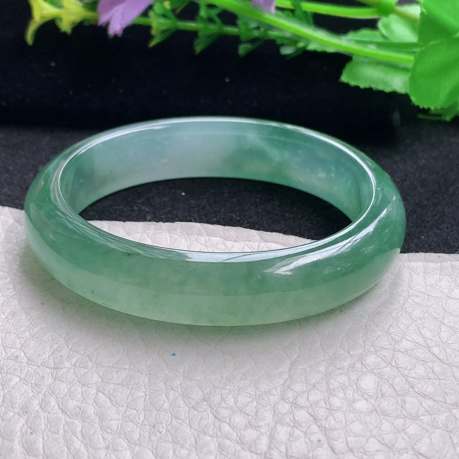 xo小圈口53*45*12.6*7.8贵妃镯 缅甸翡翠玉手镯冰绿起光秀气蛋形宽边玉手环