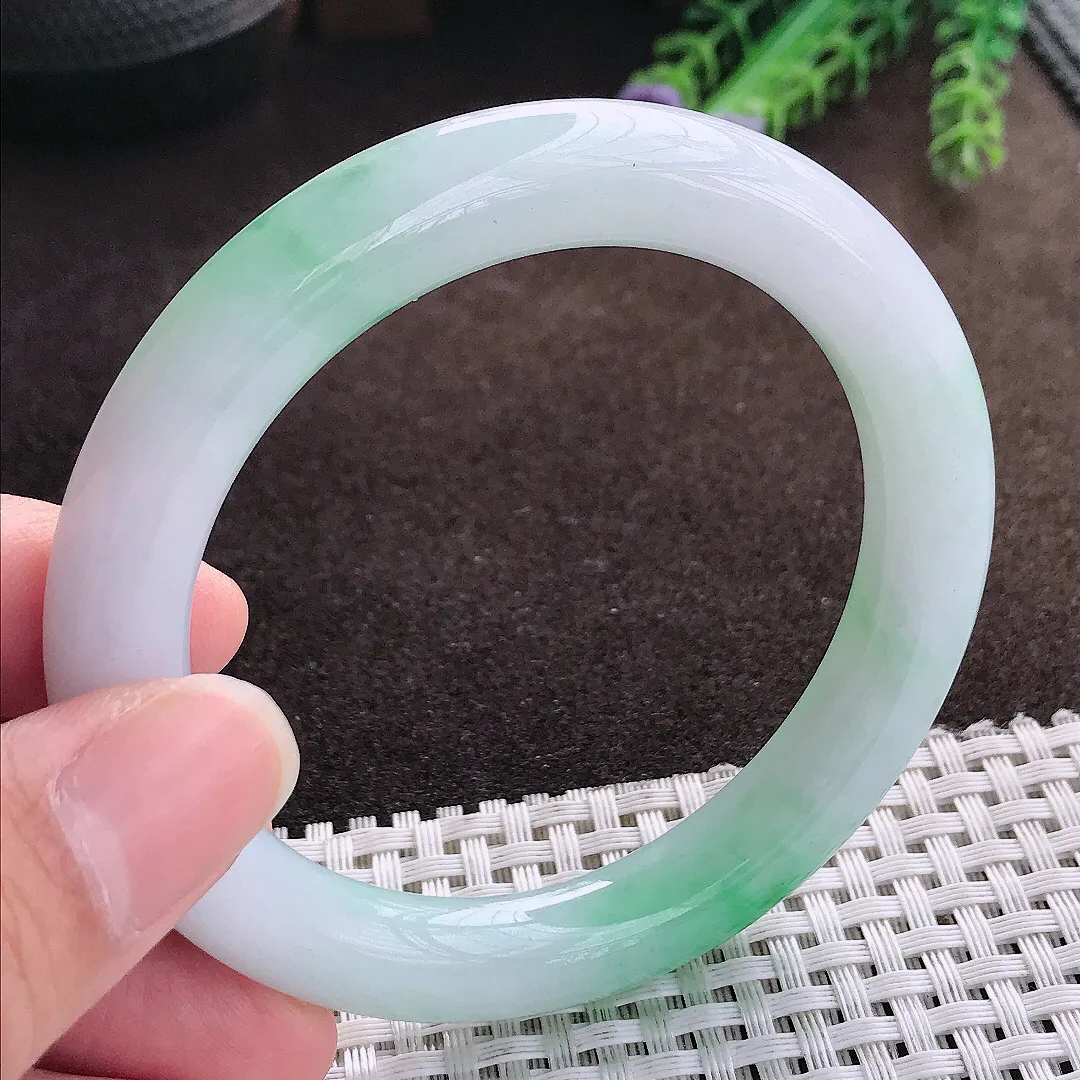 天然a货翡翠56.5/9.9/10老坑精美冰润飘阳绿圆条手镯翡翠玉手镯