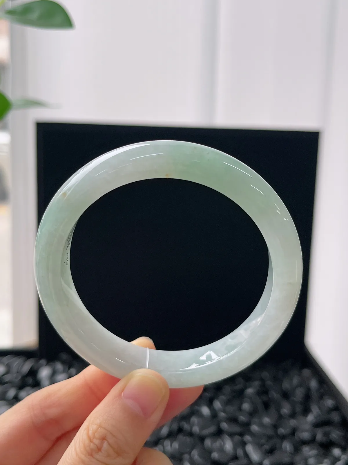 正圈57.8圈口，翡翠冰糯种浅绿色手镯