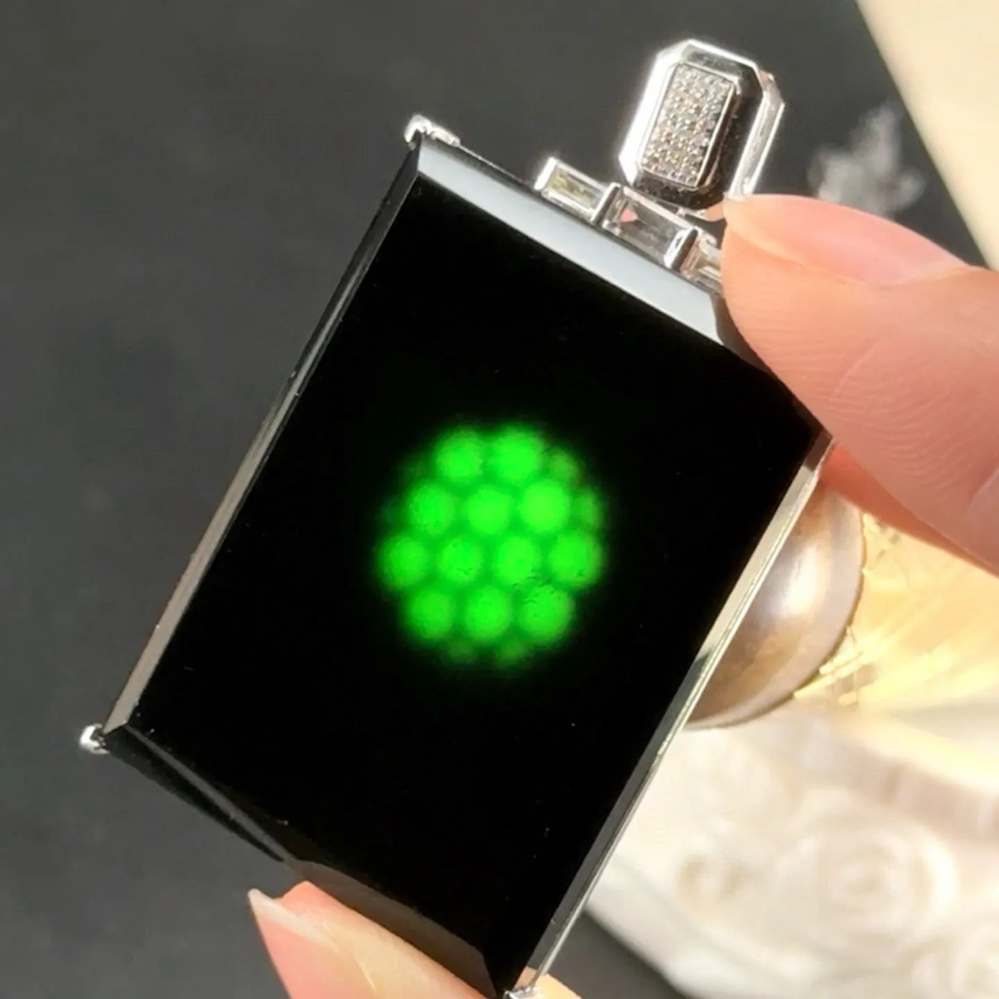 精品18k墨翠无事牌 种好色正 黑度极好 打灯通透 油性十足  尺寸49.1