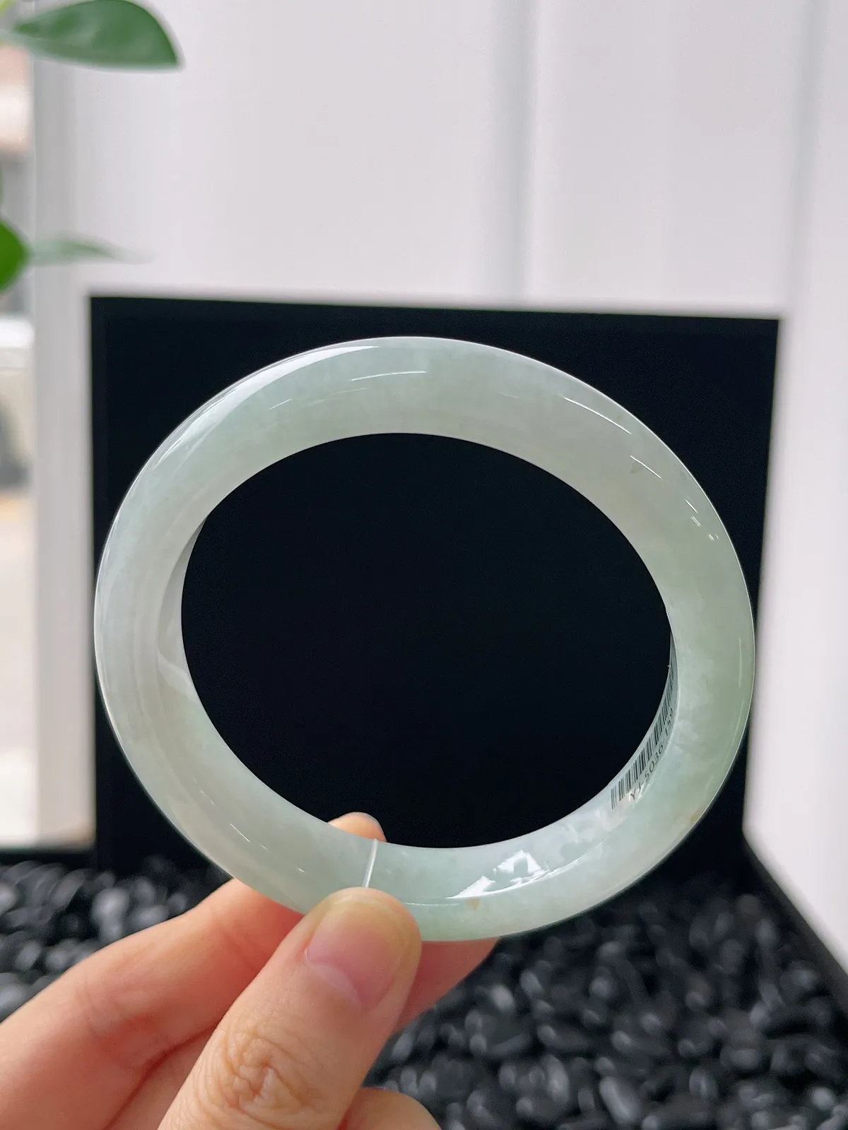 正圈57.8圈口，翡翠冰糯种浅绿色手镯