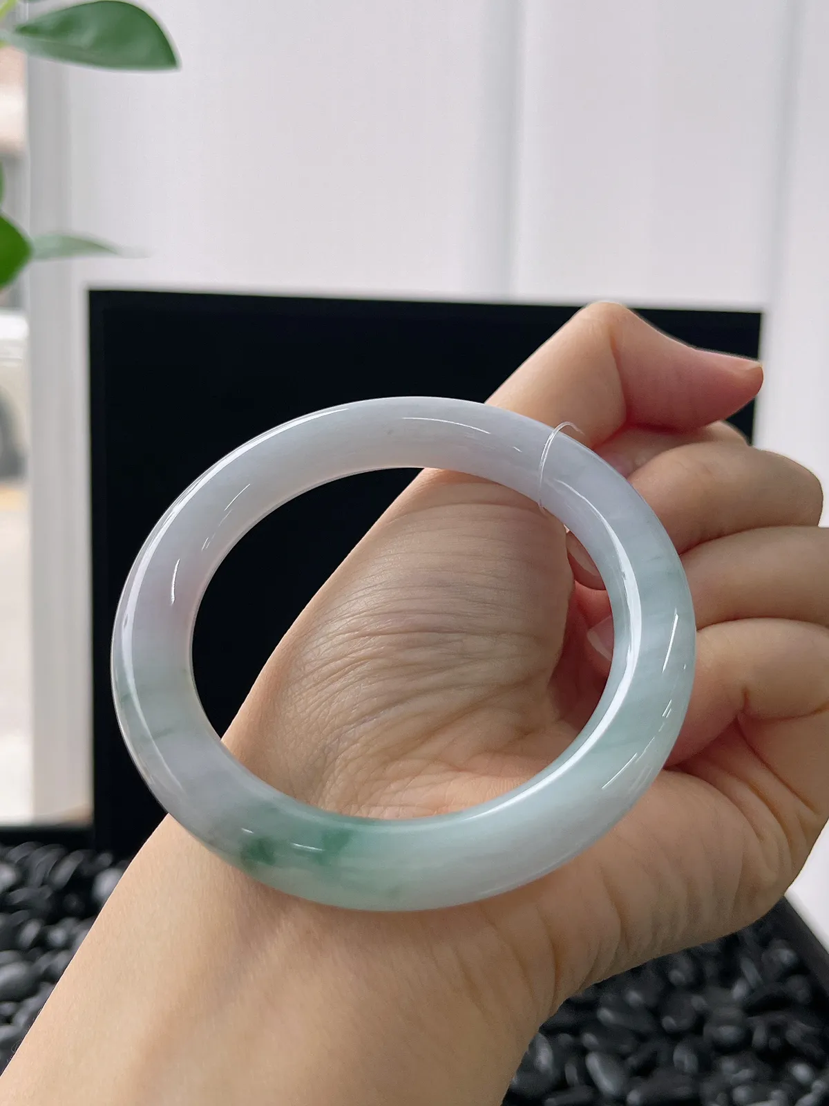 圆镯52.7圈口，翡翠冰糯种飘绿手镯