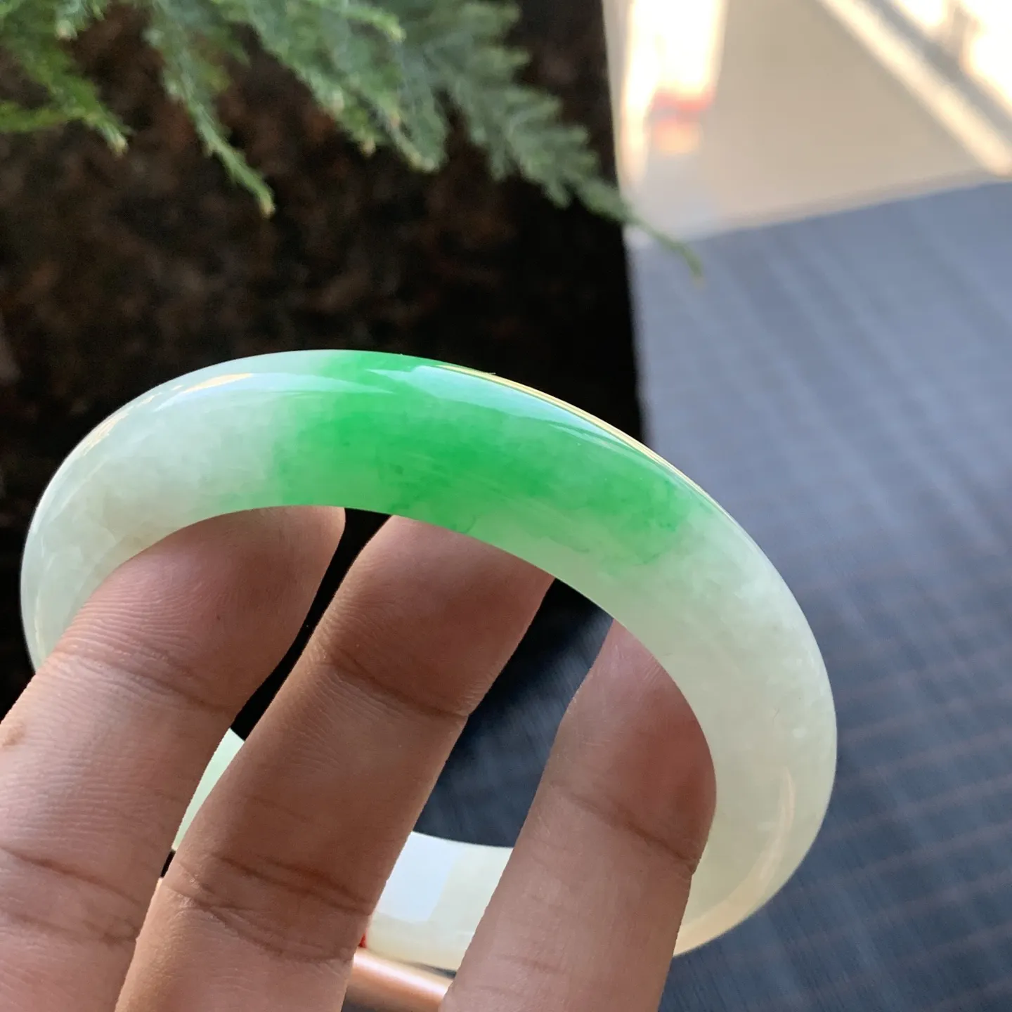 正圈冰糯阳绿 无瑕 尺寸:57.1/12.4/9.7 色好 大圈口