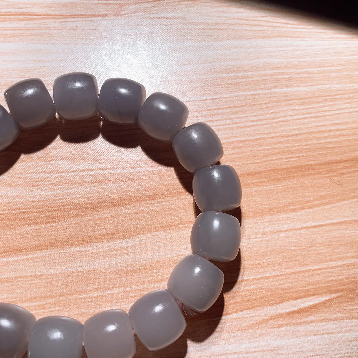 和田玉紫罗兰直切老型珠手串。单颗尺寸10/12！玉质细腻油润。手推出油。佩戴高端典雅。lt251115