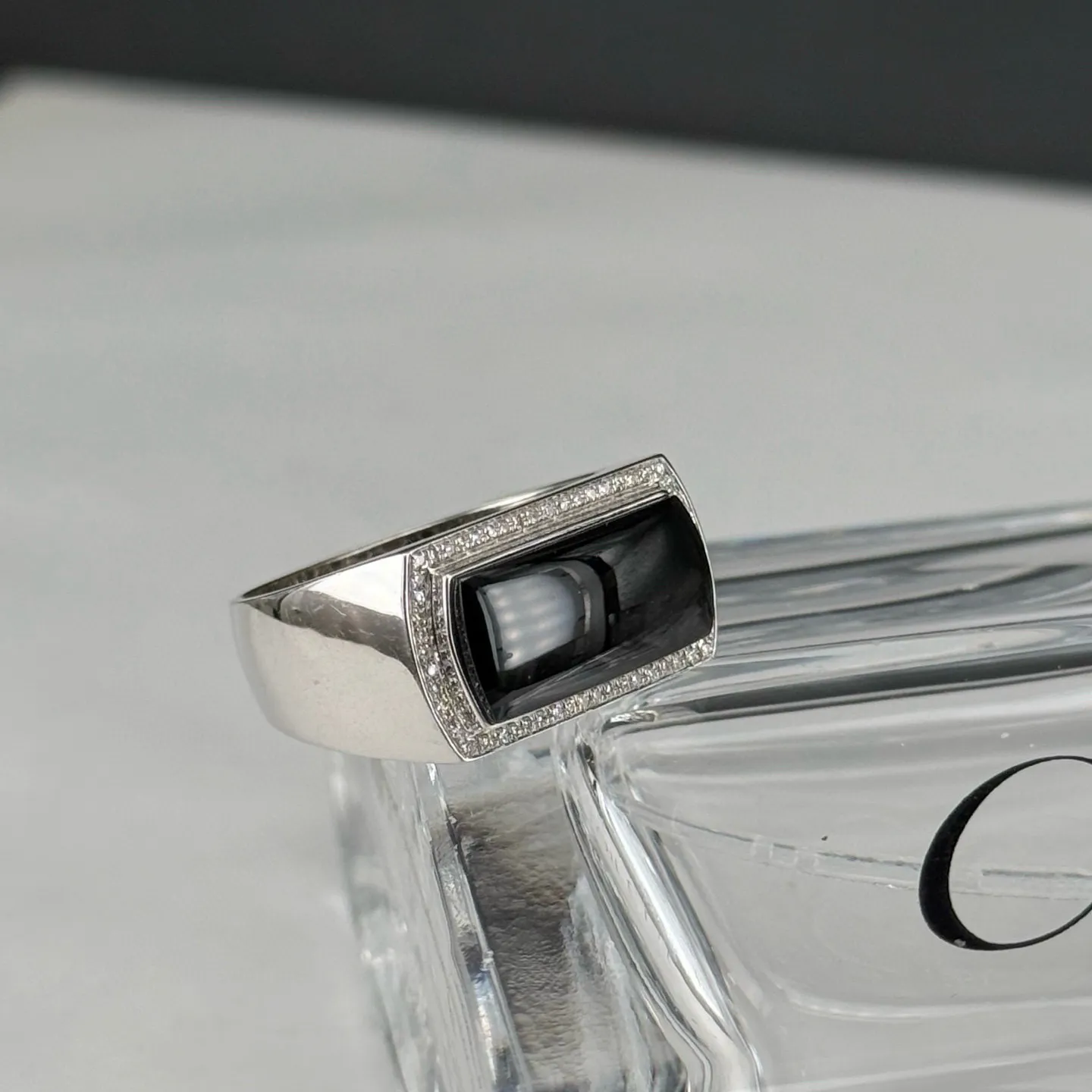 精品18k白金满钻马鞍男戒 种好色正 黑度极好 打灯通透 油性十足