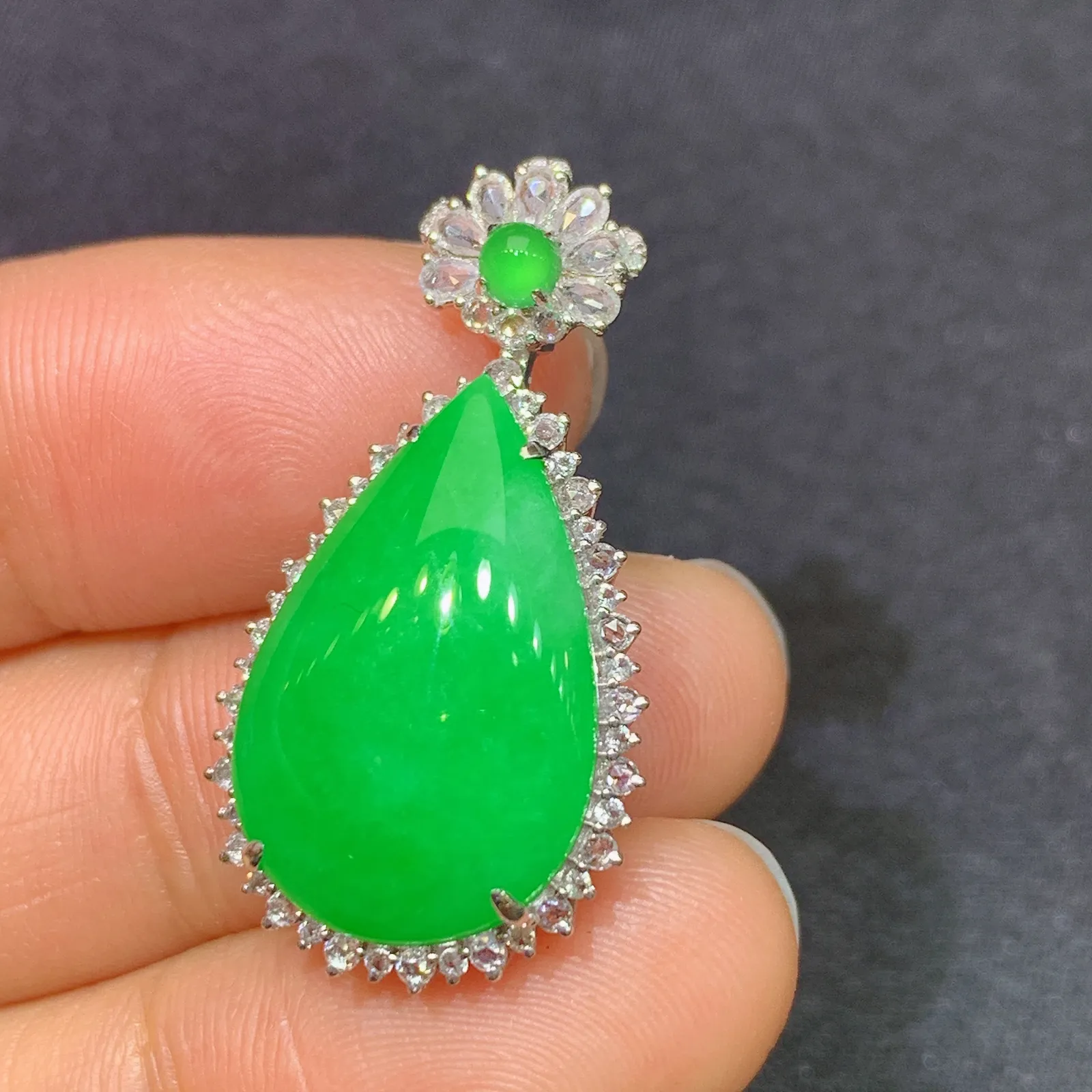 阳绿水滴吊坠，18k金镶嵌，色泽鲜阳，种水足 Xq 尺寸30.3*15.9*7.8