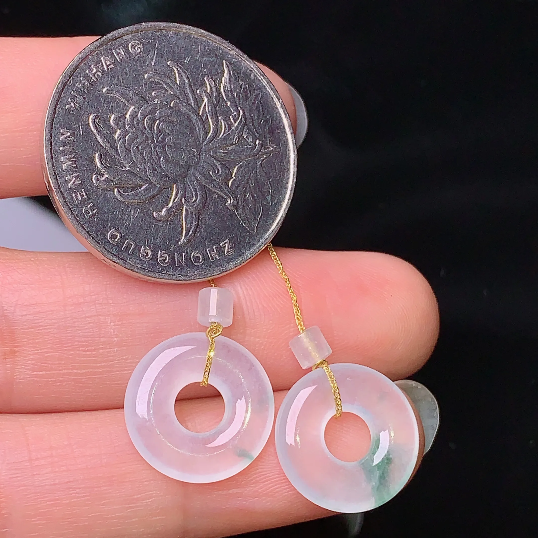 18k金镶嵌冰种飘绿平安环吊坠 玉质细腻 色泽清新艳丽 整体尺寸13.5*2.8