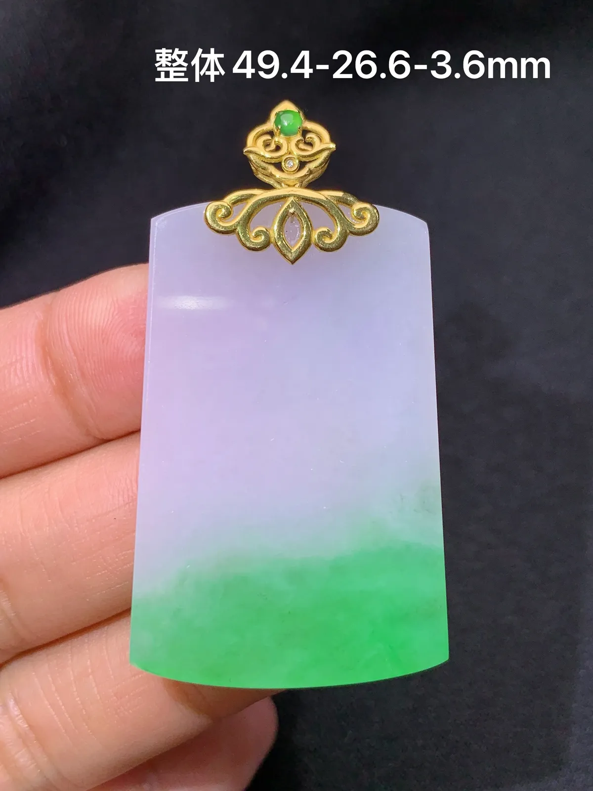飘绿无事牌吊坠，18k金镶嵌，冰润色阳，玉质细腻，种水足 尺寸49.4*26.6*3.6
