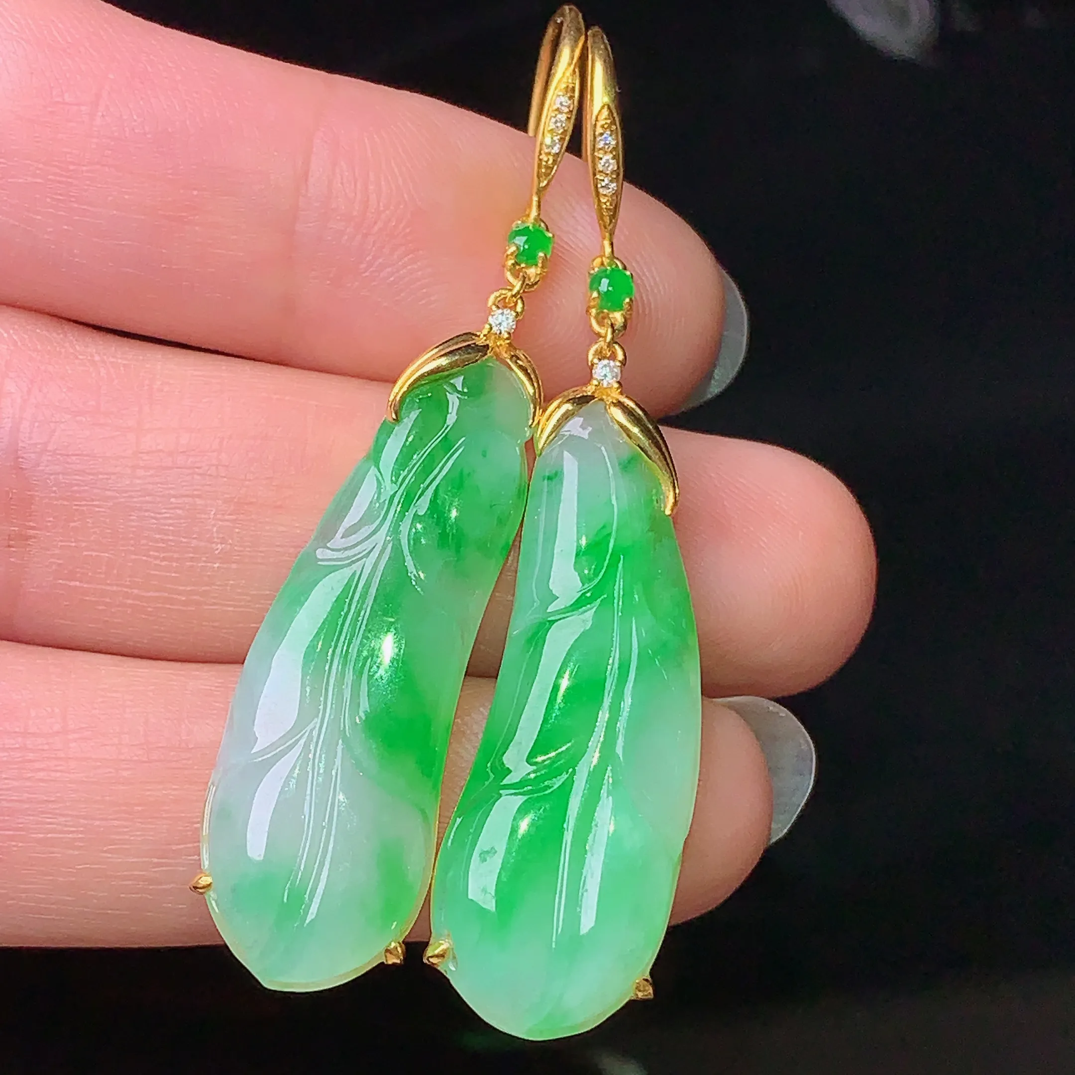 18k金钻镶嵌翠绿白菜耳坠 玉质细腻 色泽清新艳丽 整体尺寸49.2*11*3.7