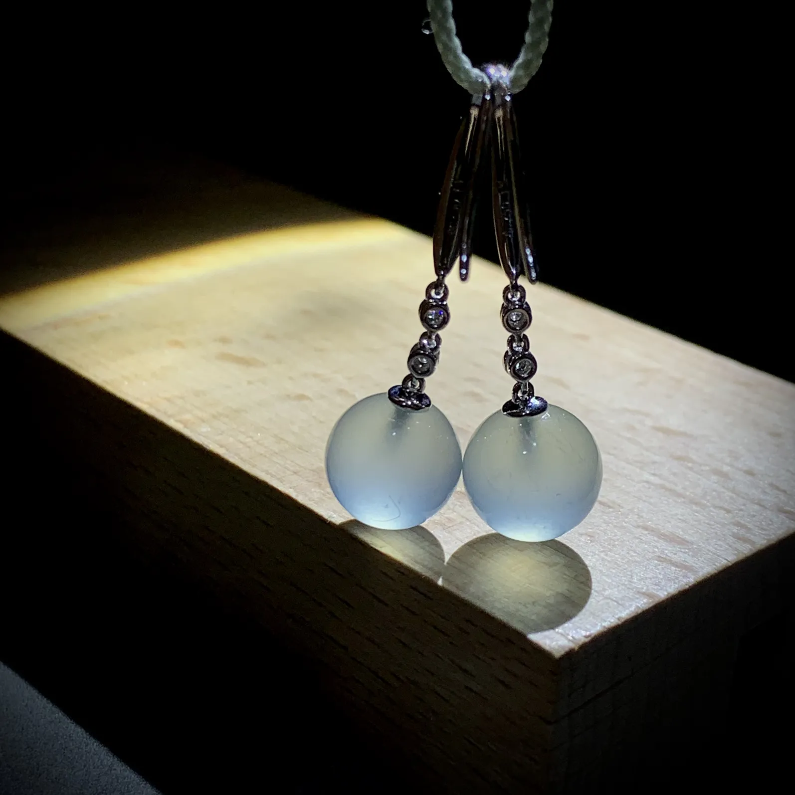 冰种翡翠珠子耳坠，直径9.5mm，
18K金，南非钻，一对4.32g，