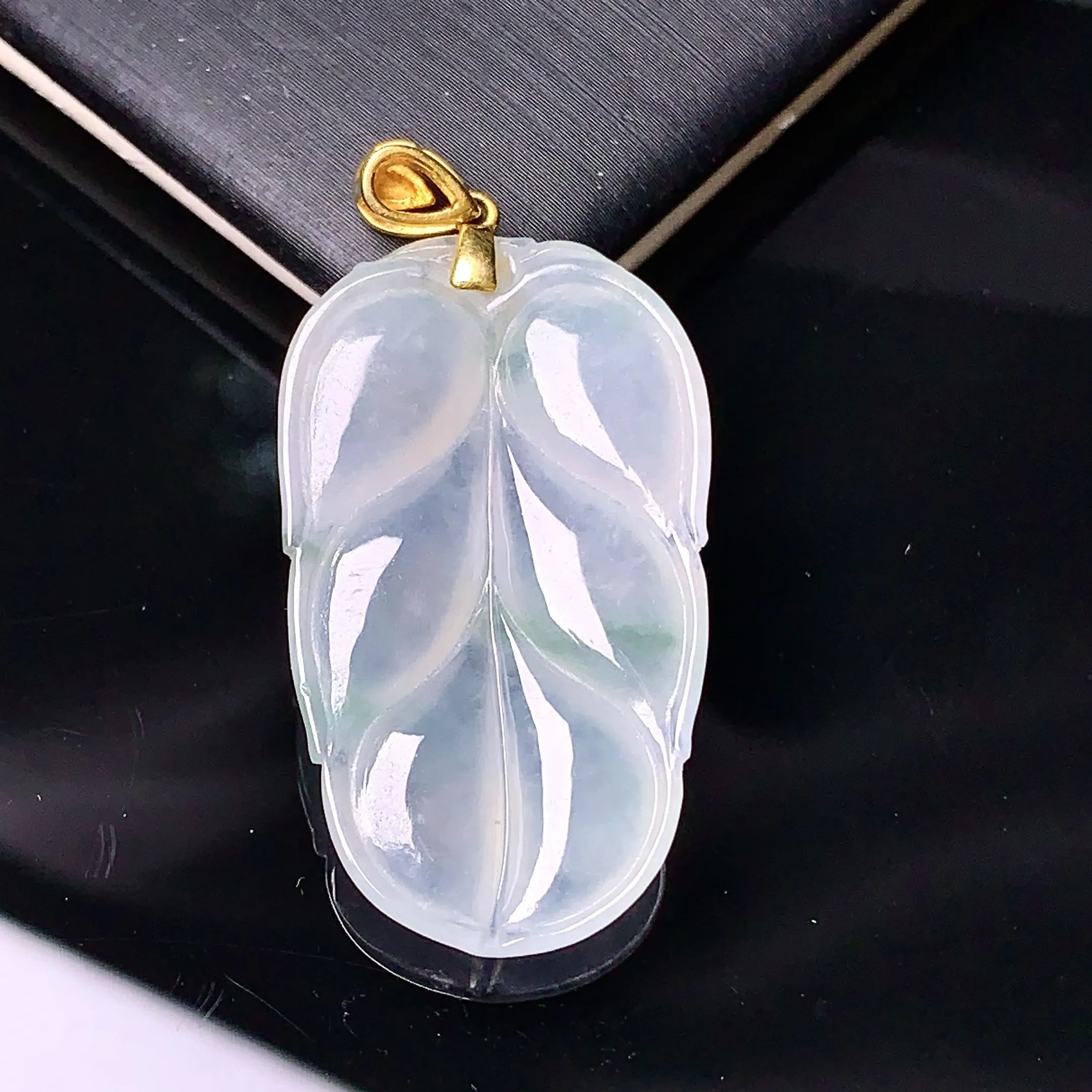 18k金镶嵌冰种树叶吊坠 玉质细腻 色泽清新艳丽 整体尺寸37.3*18*4