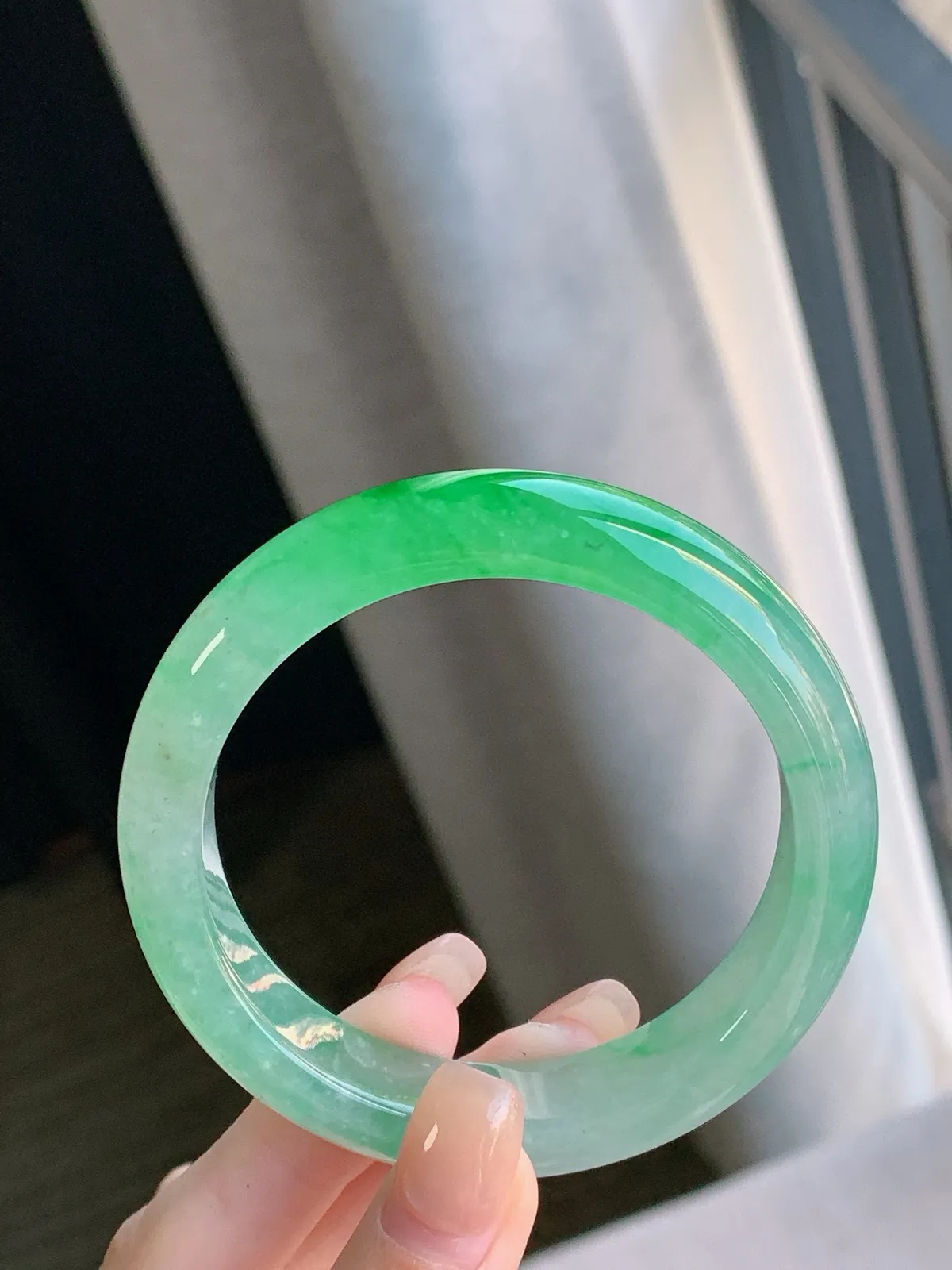 圈口54-12.6-8.3，高冰阳绿正圈，冰透水润，色泽迷人，富贵大气，完美