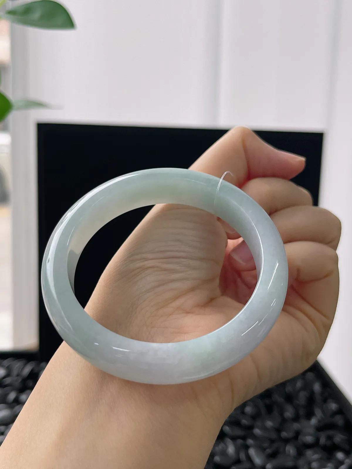 正圈54.3圈口，翡翠糯化种浅绿色手镯