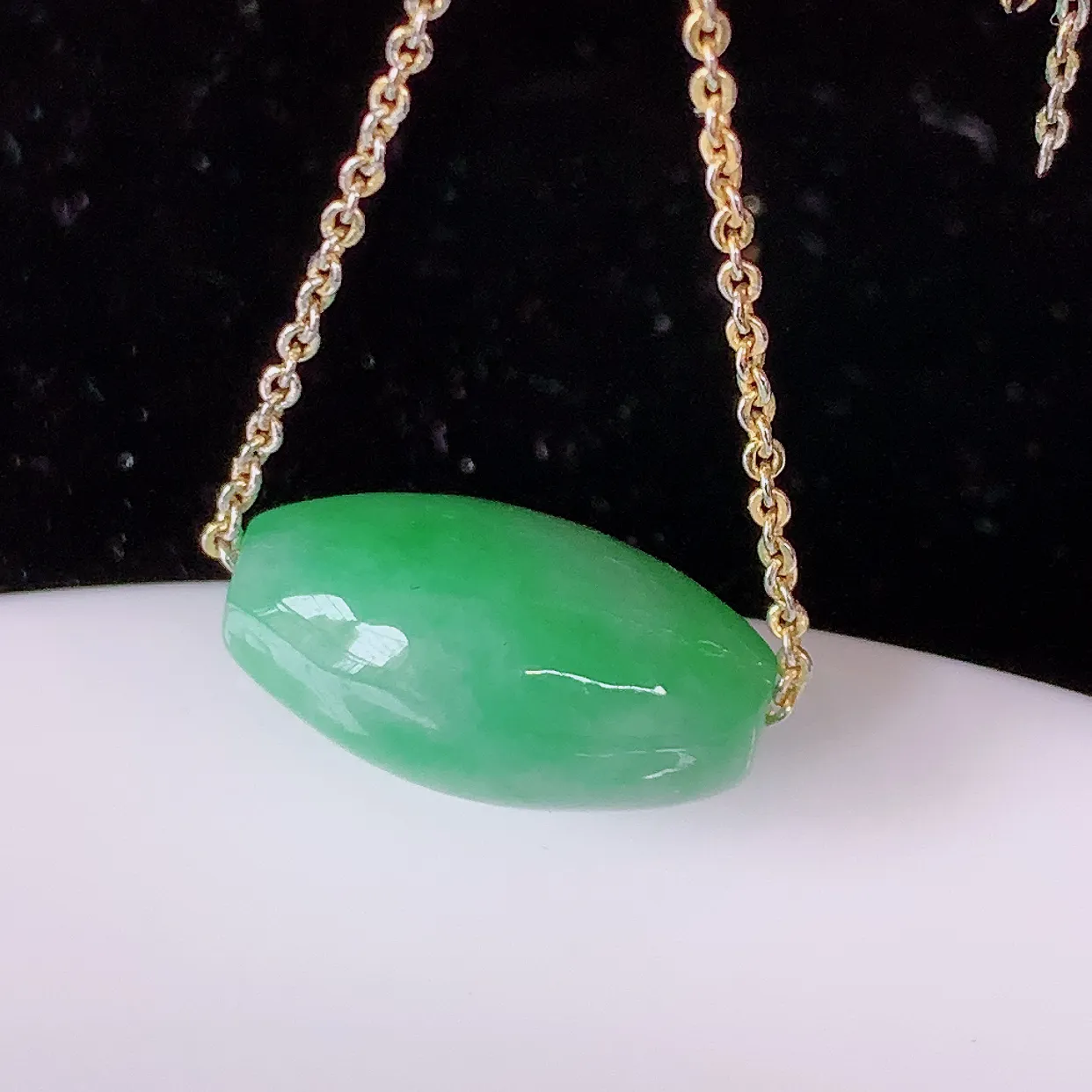 自然光实拍，冰润飘绿翡翠路路通吊坠，寓意时来运转、财源滚滚，款式新颖时尚，日常百搭的款！配图银链#058.1尺寸17*11.5*9mm