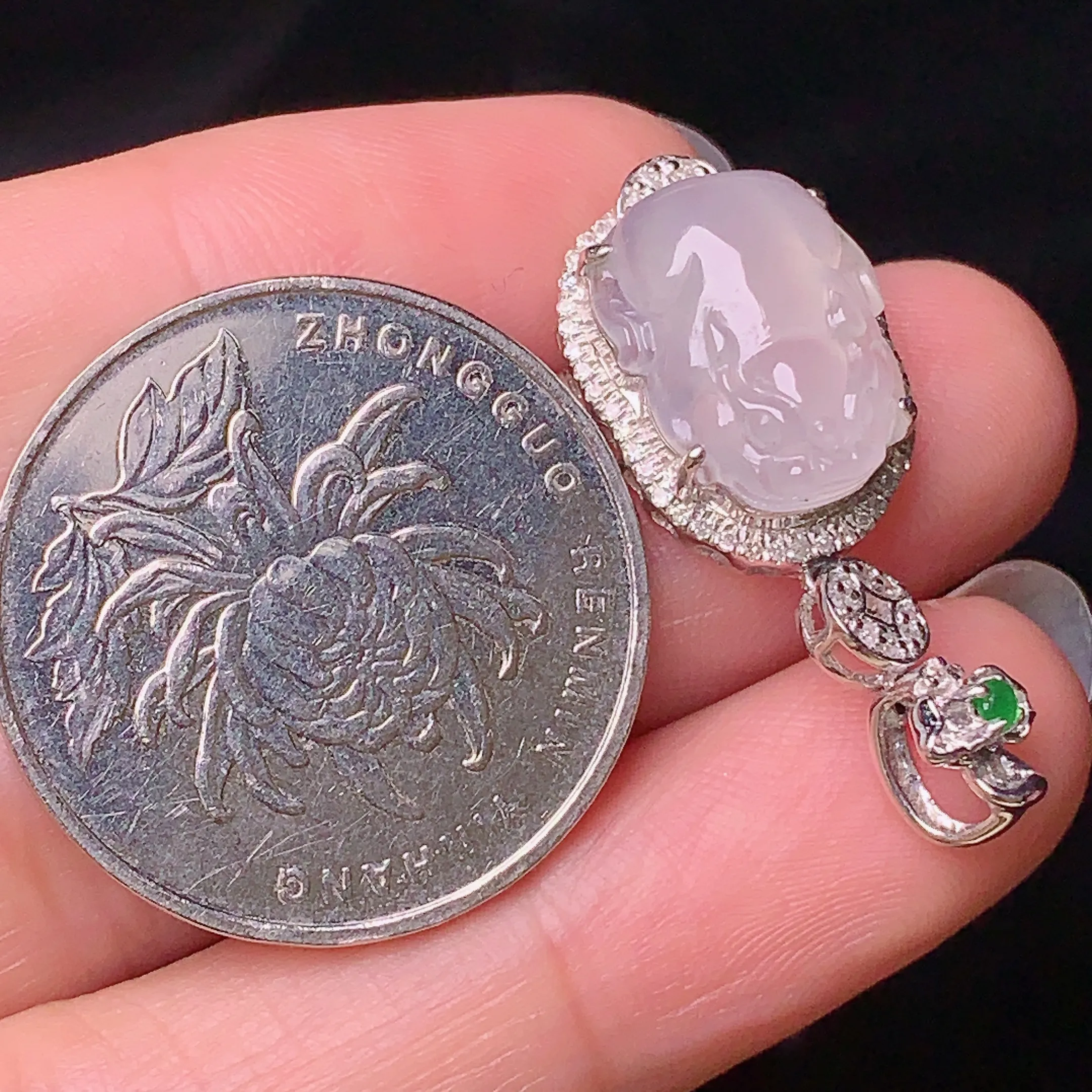 18k金钻镶嵌冰种貔貅吊坠 玉质细腻 色泽清新艳丽 整体尺寸29.5*12.8*8.5