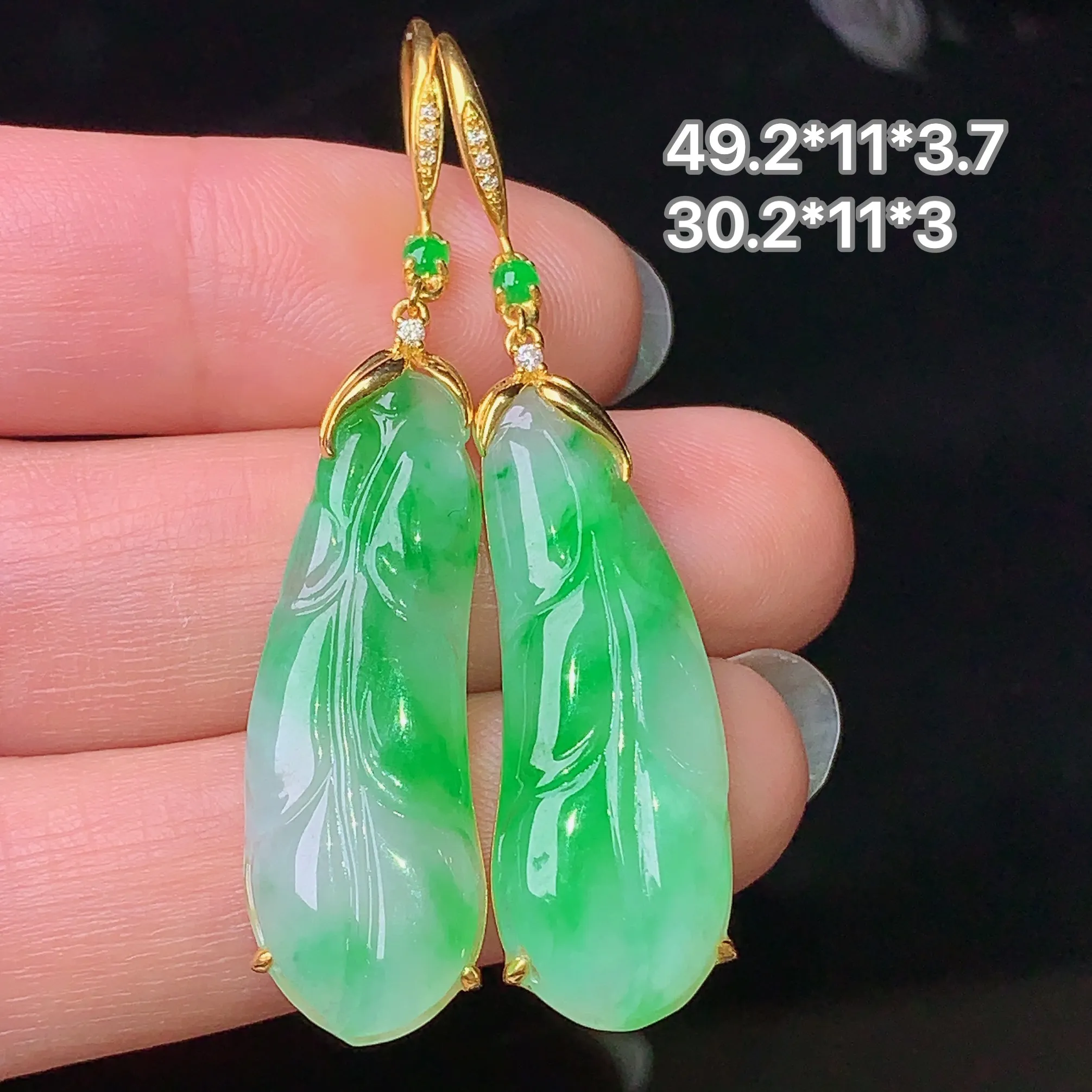 18k金钻镶嵌翠绿白菜耳坠 玉质细腻 色泽清新艳丽 整体尺寸49.2*11*3.7