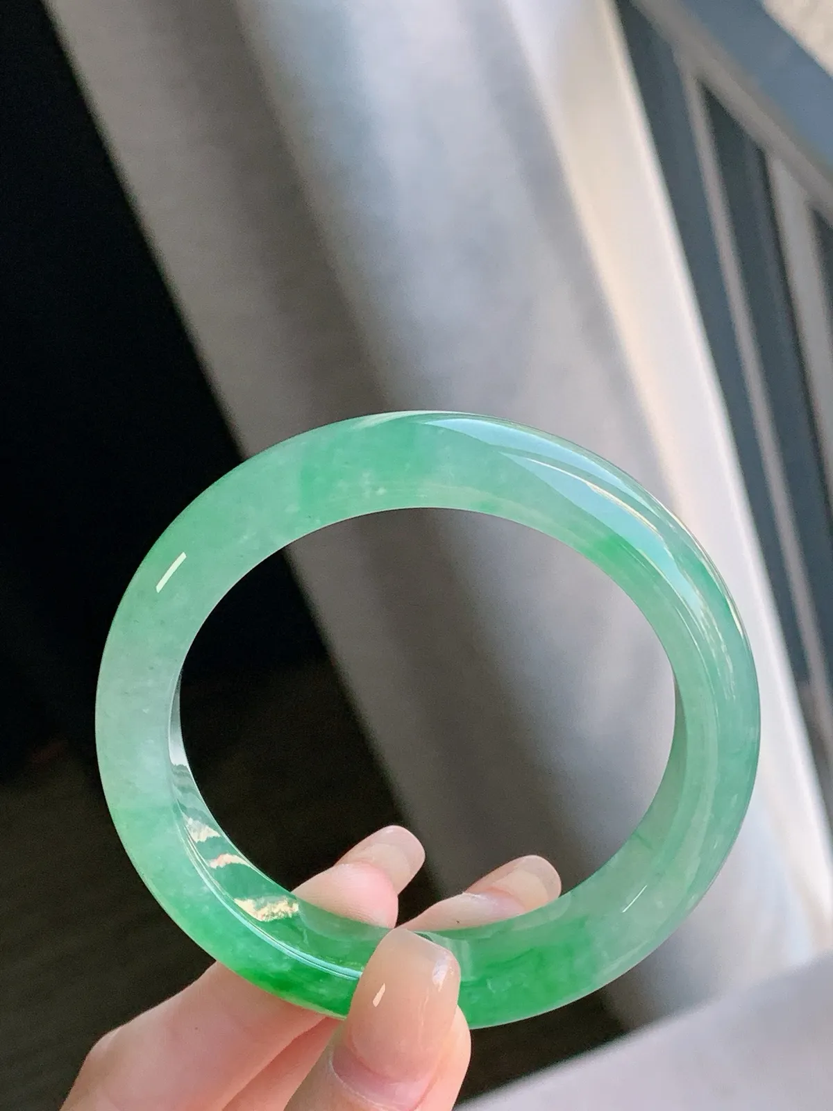 圈口54-12.6-8.3，高冰阳绿正圈，冰透水润，色泽迷人，富贵大气，完美