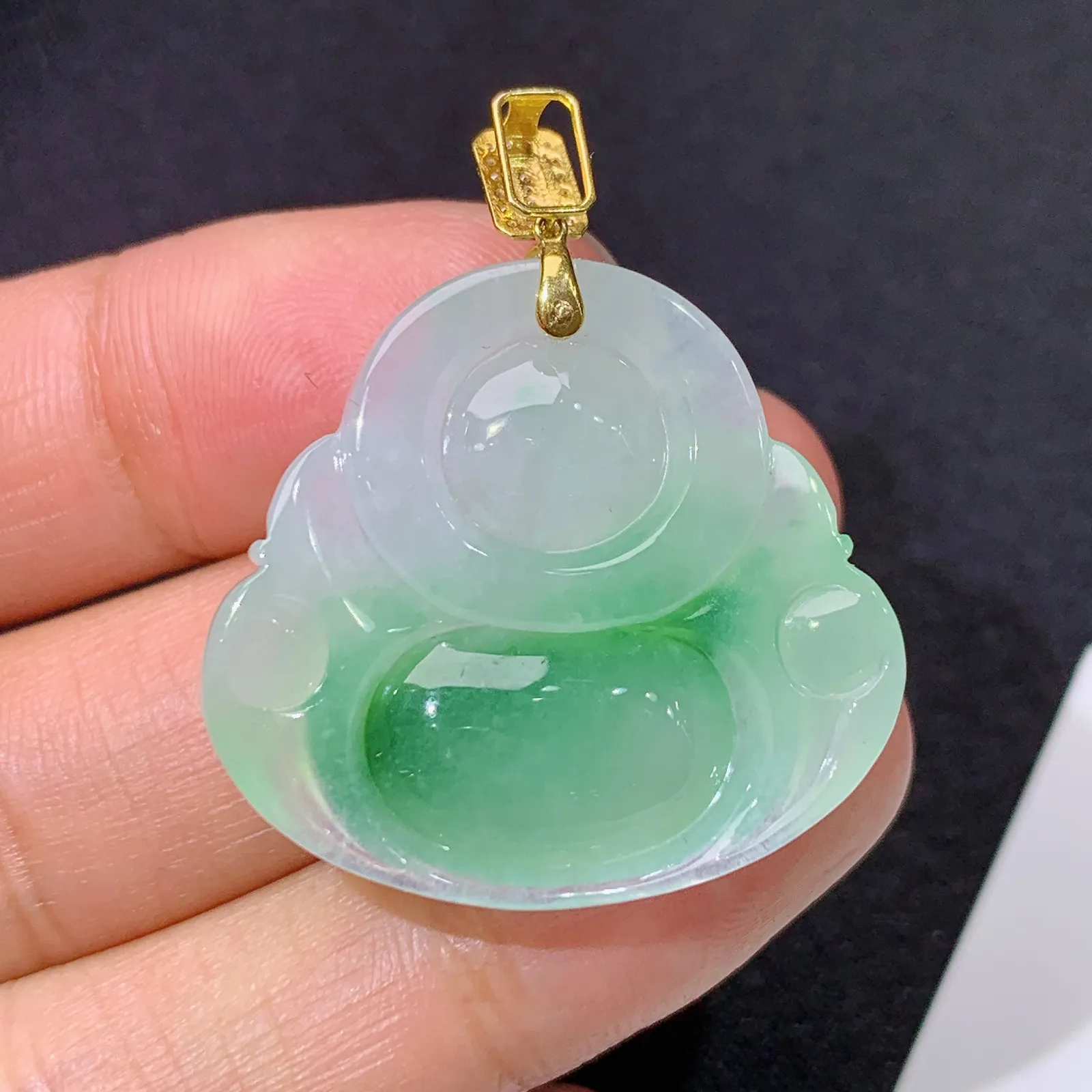 飘绿笑佛吊坠，18k金镶嵌，冰润色阳，品相好，种水足，尺寸26.2*29*7.9