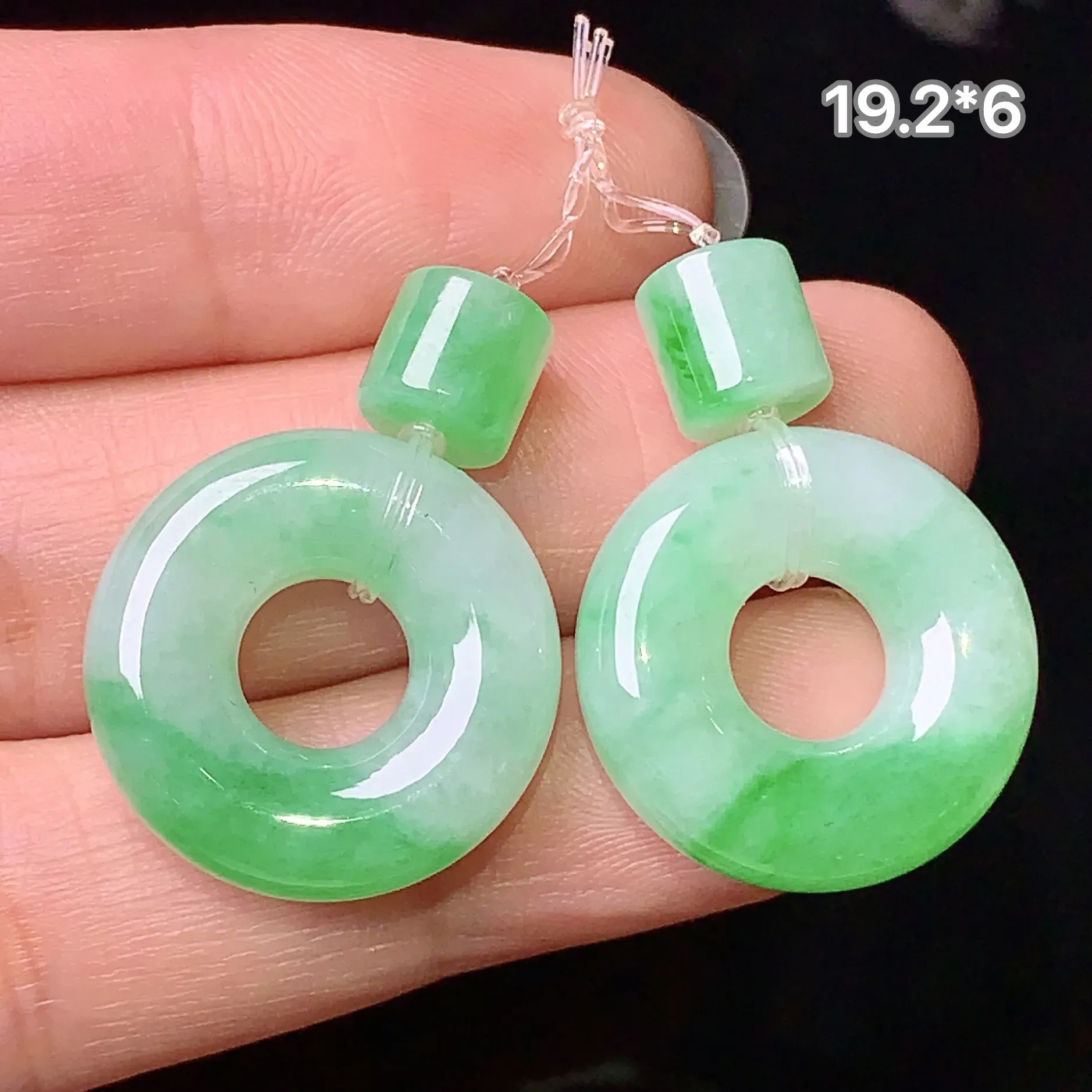 飘绿平安环一对 玉质细腻 色泽清新艳丽 整体尺寸19.2*6