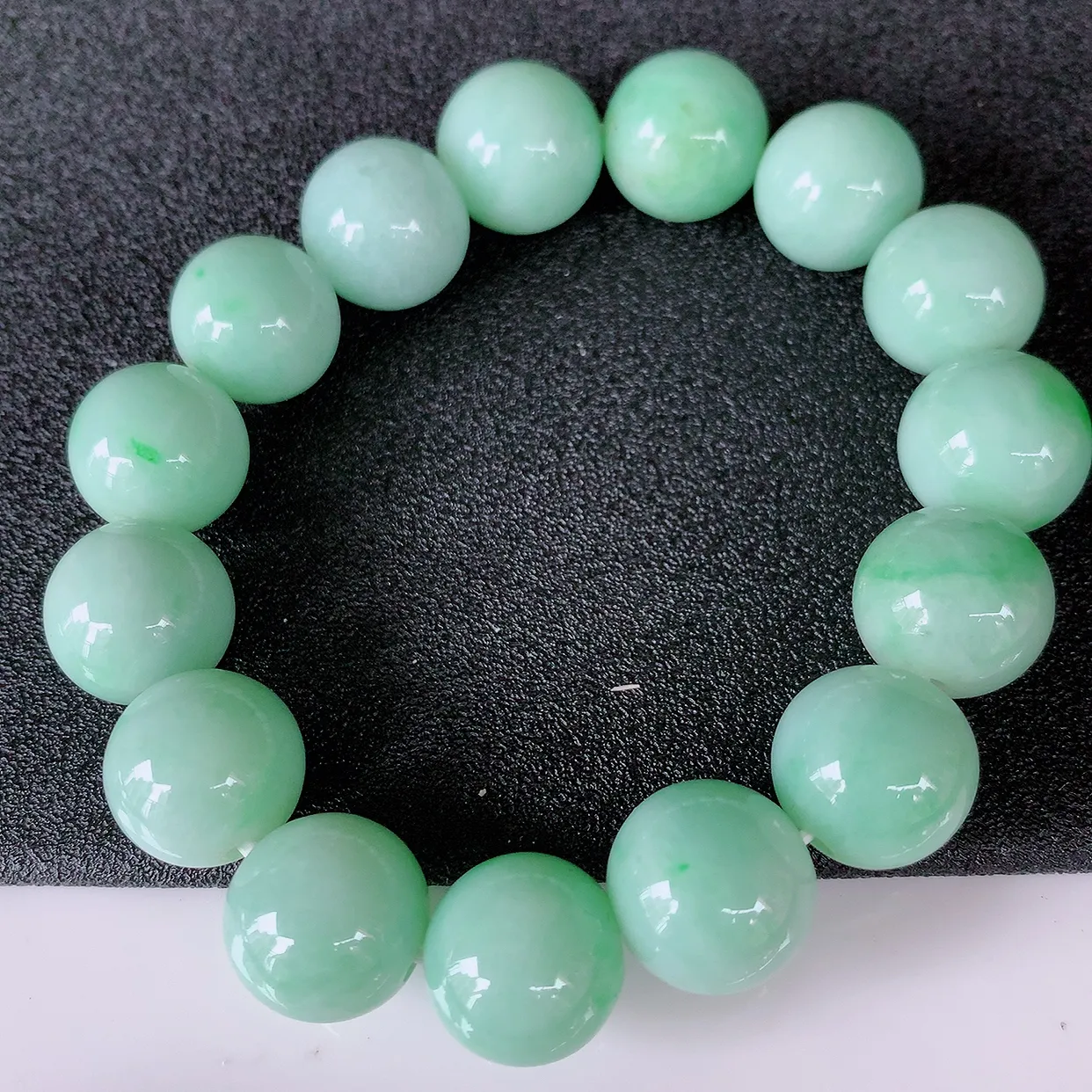 自然光实拍，冰润飘绿翡翠手串，种老水足，冰清玉润  颜色漂亮  #001.1取一尺寸13.5