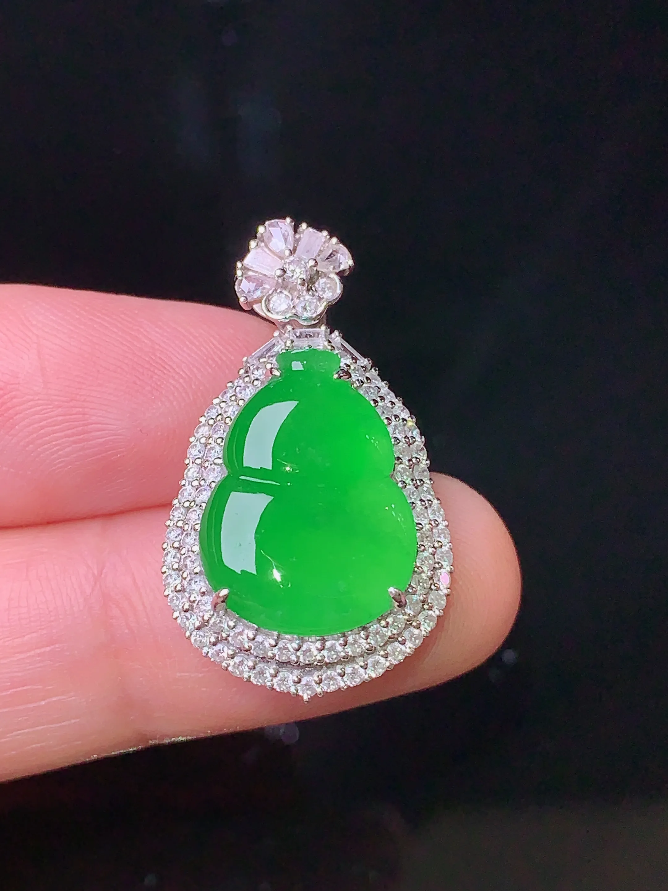 18k金钻镶嵌满绿葫芦吊坠 玉质细腻 色泽清新艳丽 整体尺寸28.3*16.3*7.7