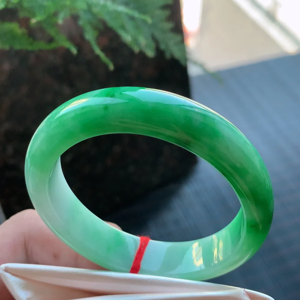 贵妃冰糯阳绿 无瑕 尺寸:53.4/12.4/7.5 色好