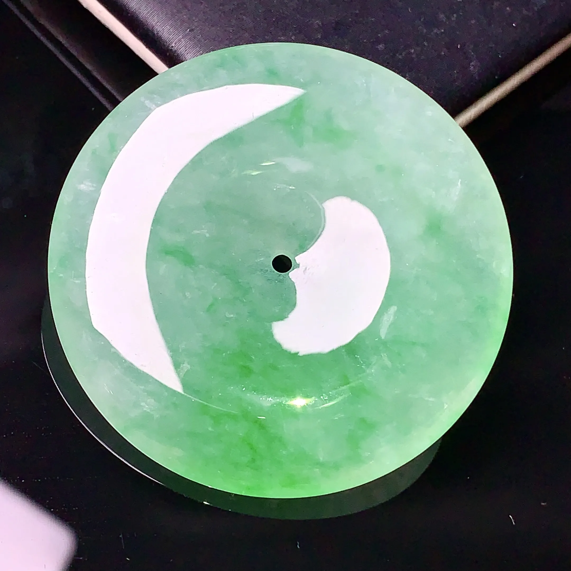 翠绿平安扣吊坠 玉质细腻 色泽清新艳丽 整体尺寸37.8*5.6