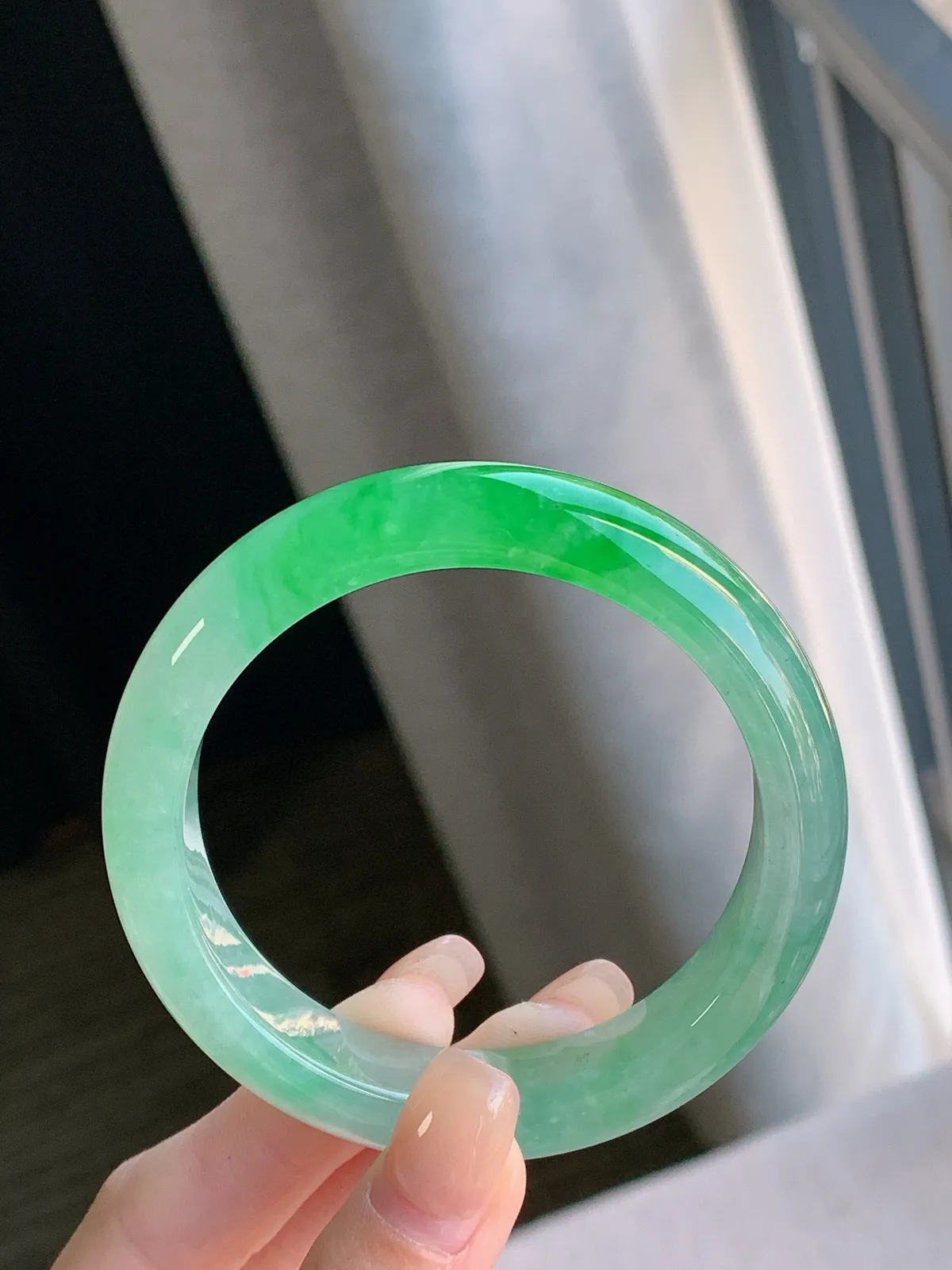 圈口54-12.6-8.3，高冰阳绿正圈，冰透水润，色泽迷人，富贵大气，完美