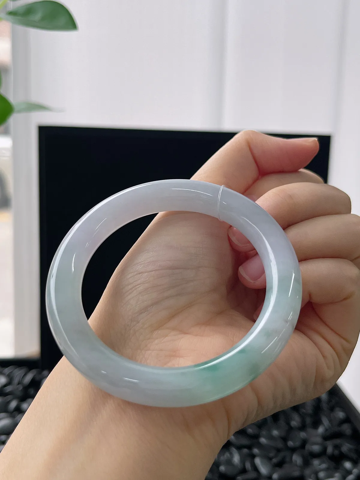 圆镯52.7圈口，翡翠冰糯种飘绿手镯