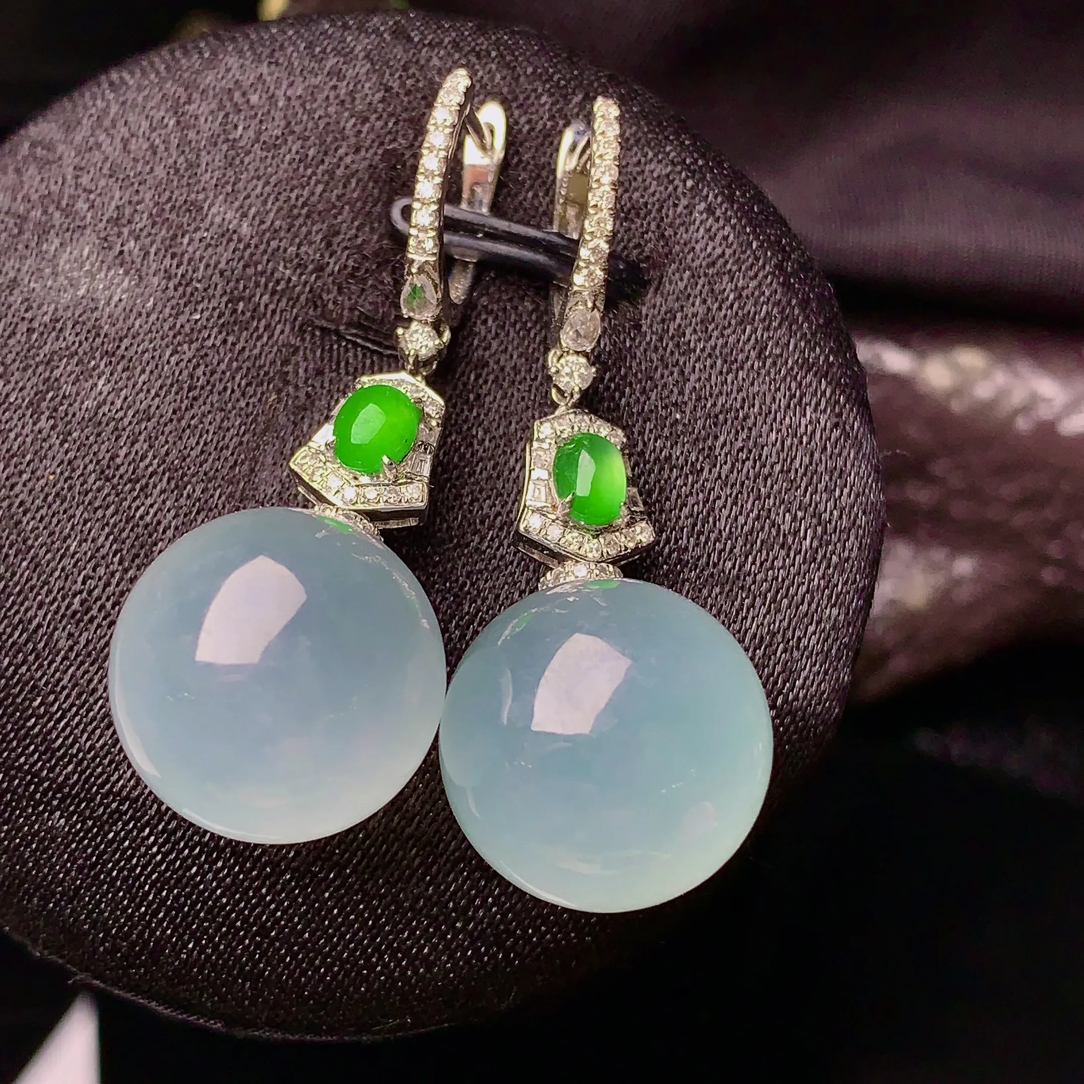 18k金钻镶嵌冰种圆珠吊坠 玉质细腻 色泽清新艳丽 整体尺寸37.5*14