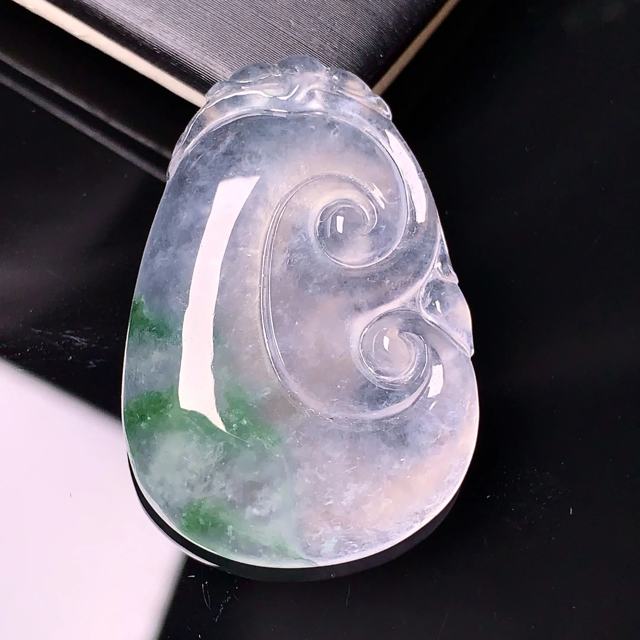 冰种飘绿如意吊坠 玉质细腻 色泽清新艳丽 整体尺寸35*23.6*5.8