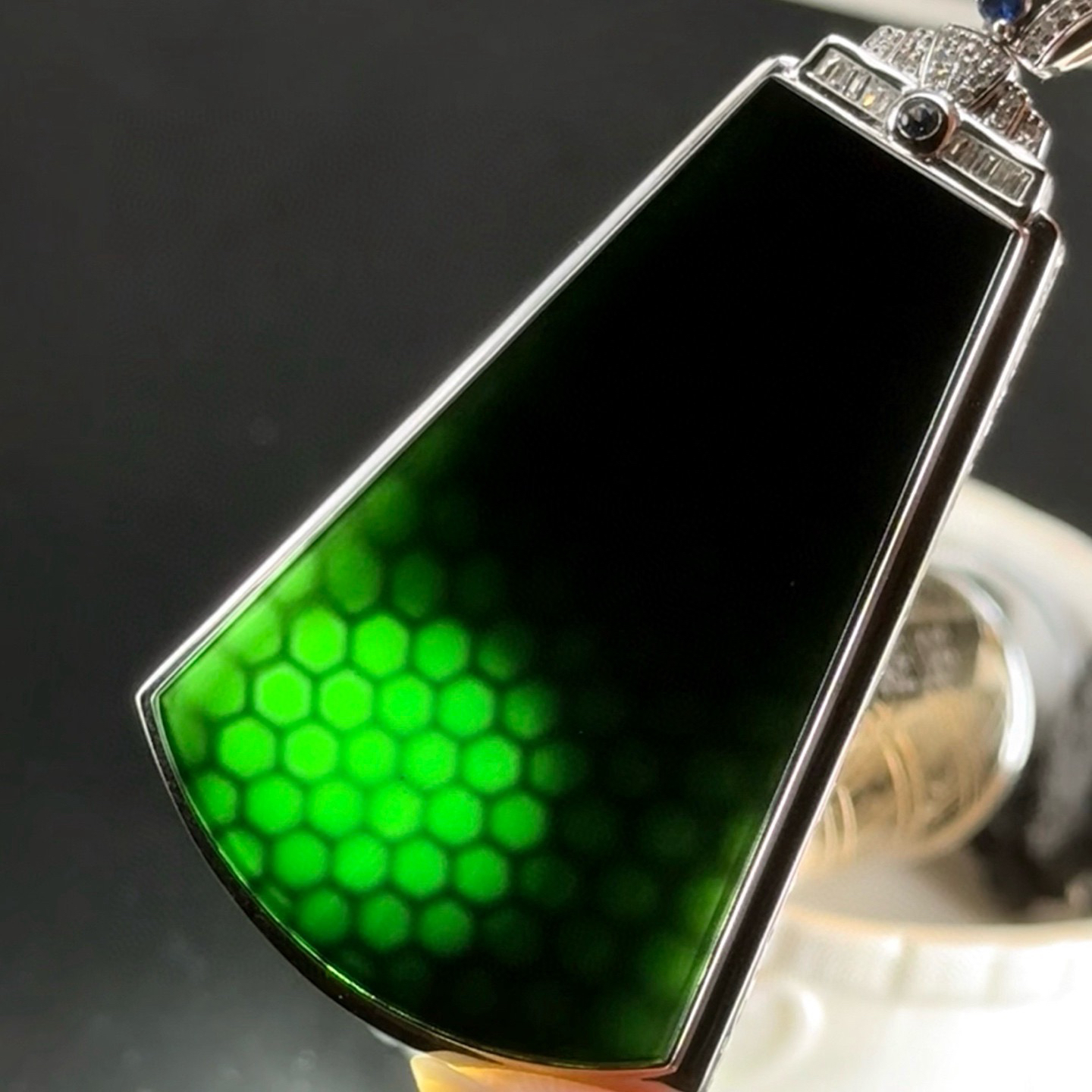 精品18k墨翠无事牌 种好色正 黑度极好 打灯通透 油性十足  尺寸67.5