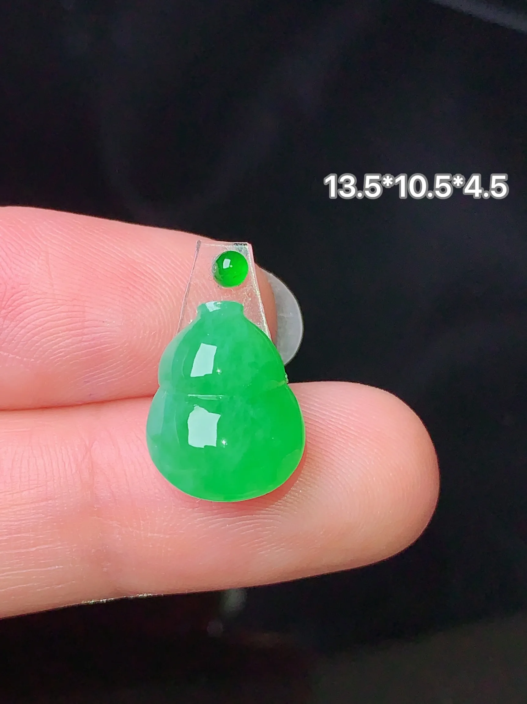 镶嵌款 翠绿葫芦吊坠 玉质细腻 色泽清新艳丽 整体尺寸13.5*10.5*4.5