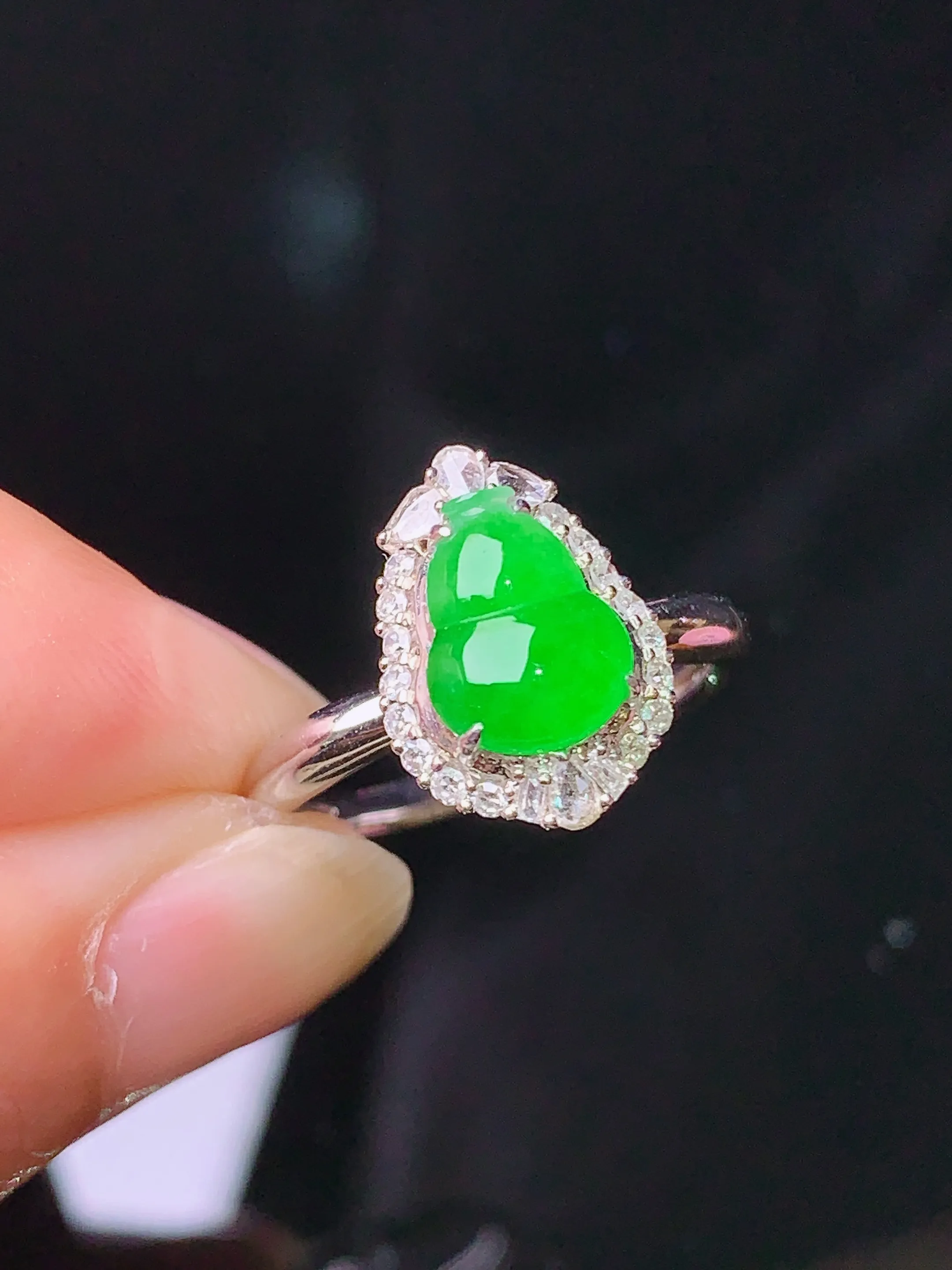 18k金钻镶嵌翠绿葫芦戒指 玉质细腻 色泽清新艳丽 圈口14 整体尺寸13.5*10*8.3